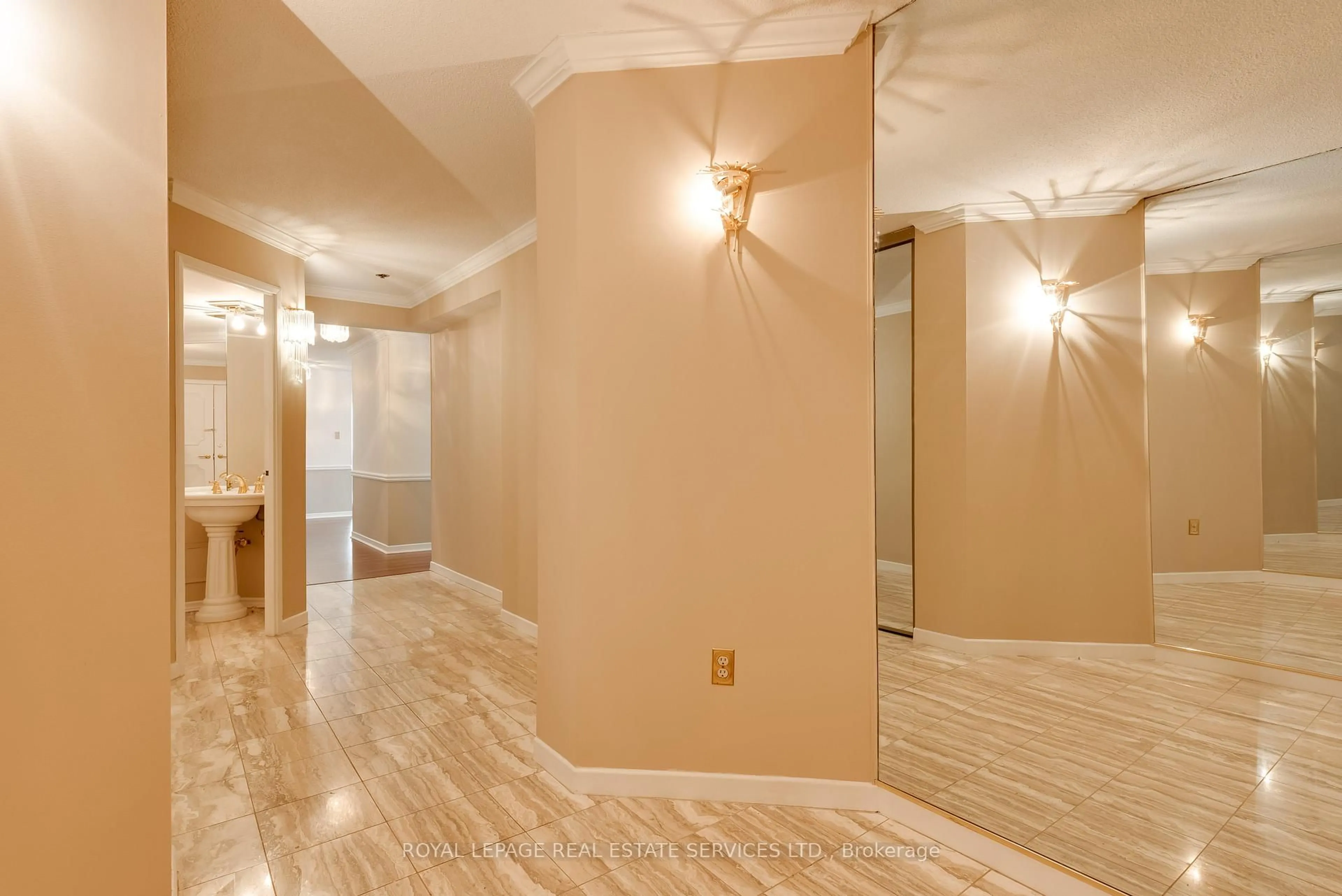 Indoor foyer for 2045 Lake Shore Blvd #4503, Toronto Ontario M8V 2Z6