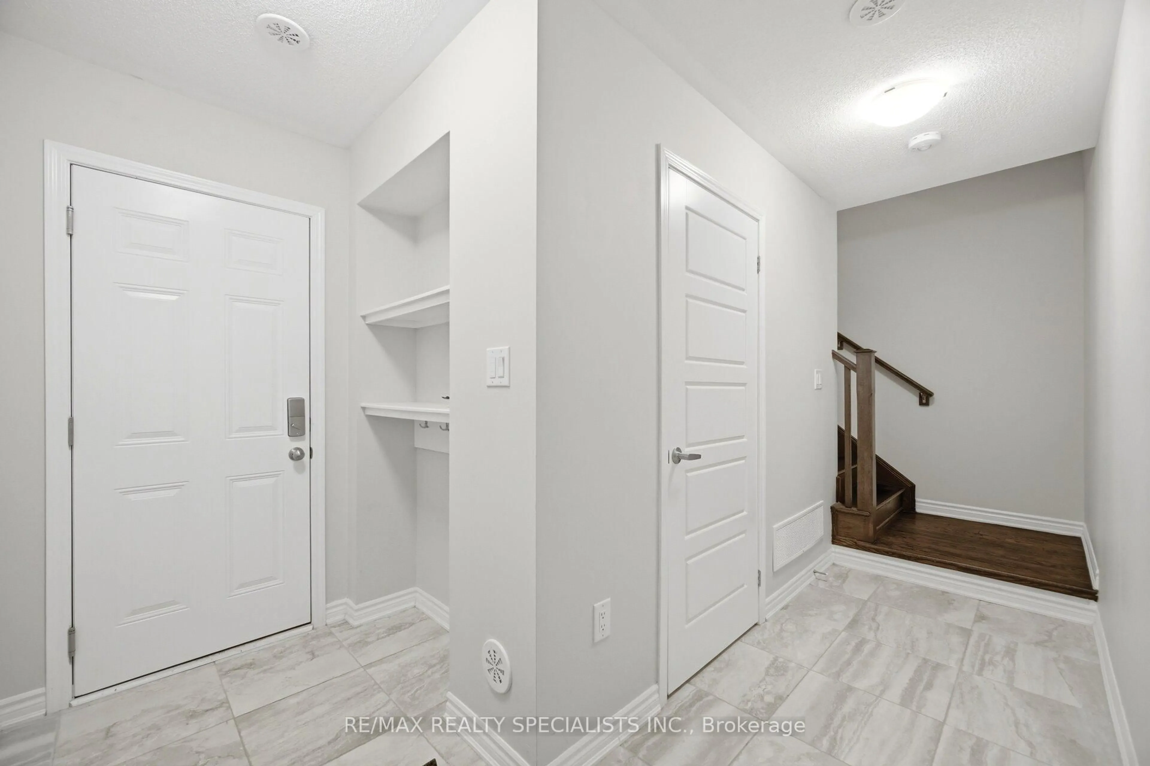 Indoor entryway for 510 Bellflower Crt, Milton Ontario L9T 2X5