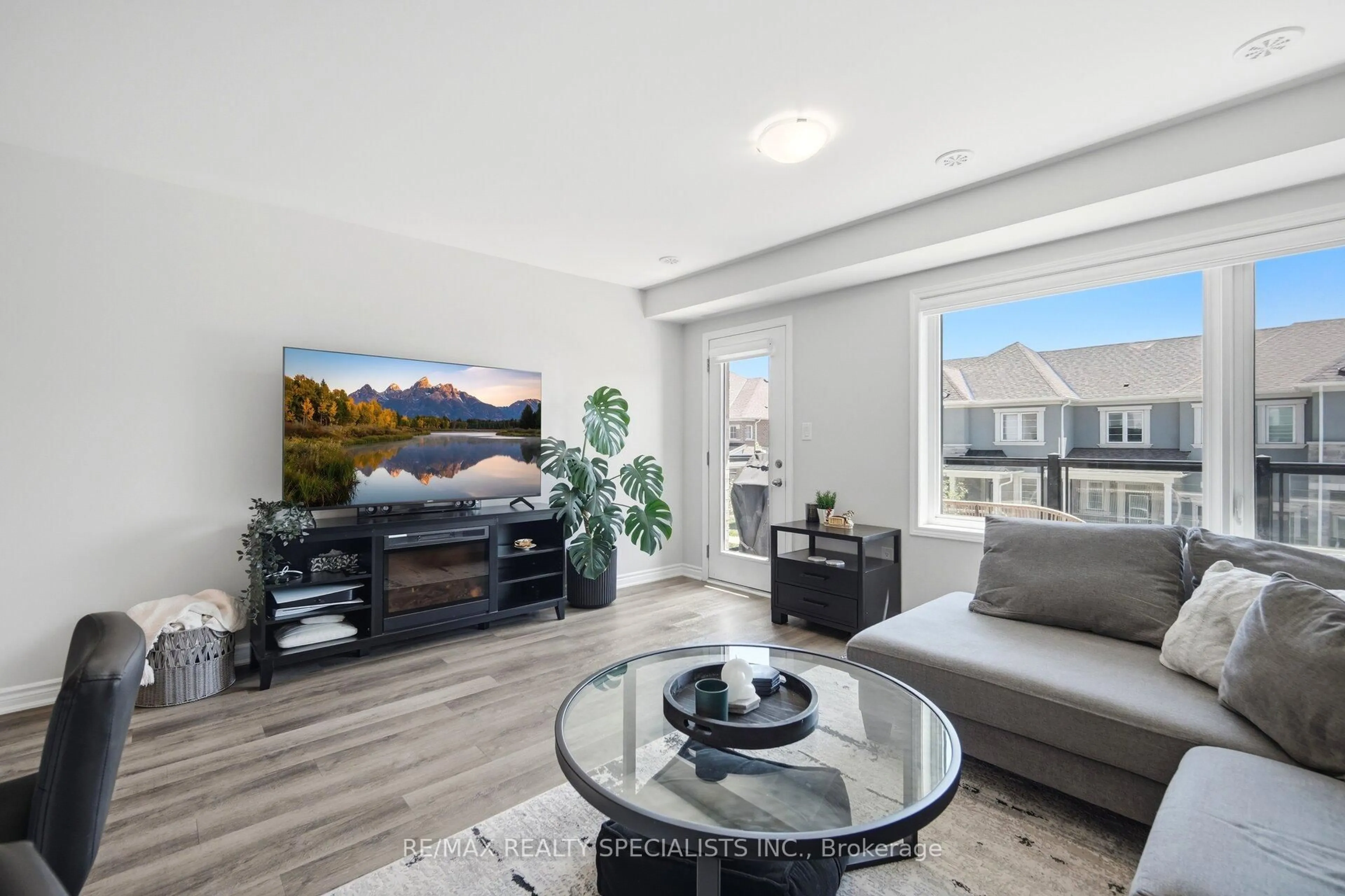Living room with furniture, unknown for 510 Bellflower Crt, Milton Ontario L9T 2X5