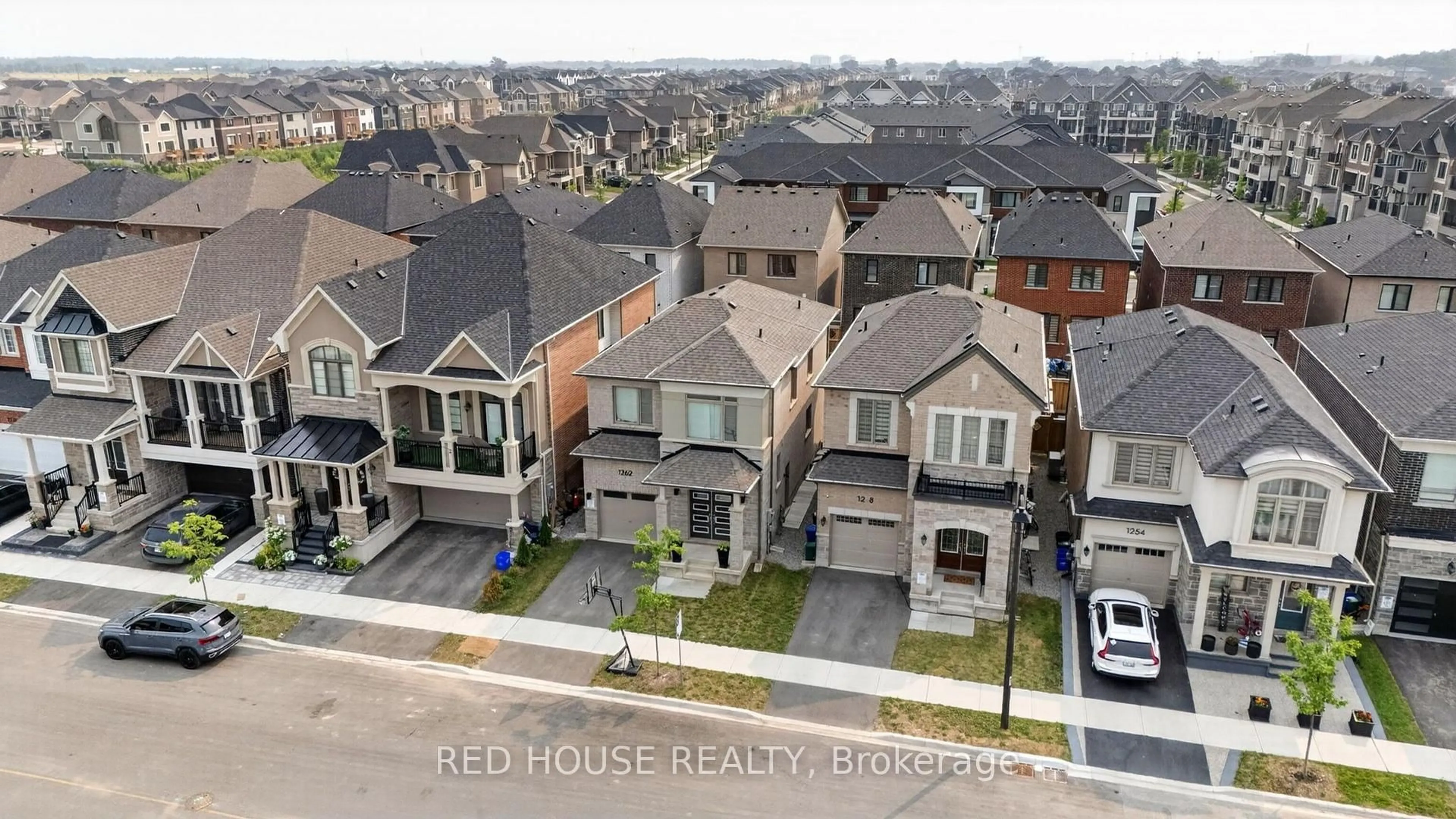 A pic from outside/outdoor area/front of a property/back of a property/a pic from drone, street for 1262 Trudeau Dr, Milton Ontario L9T 6H8