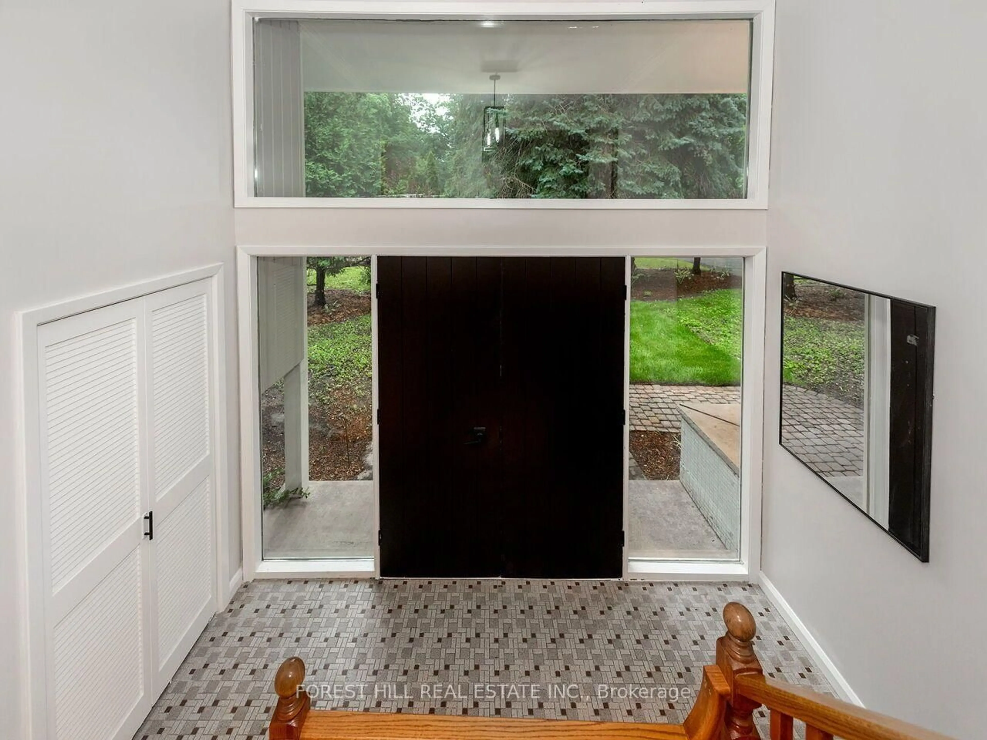 Indoor entryway for 1847 Will Scarlett Dr, Mississauga Ontario L5K 1J6