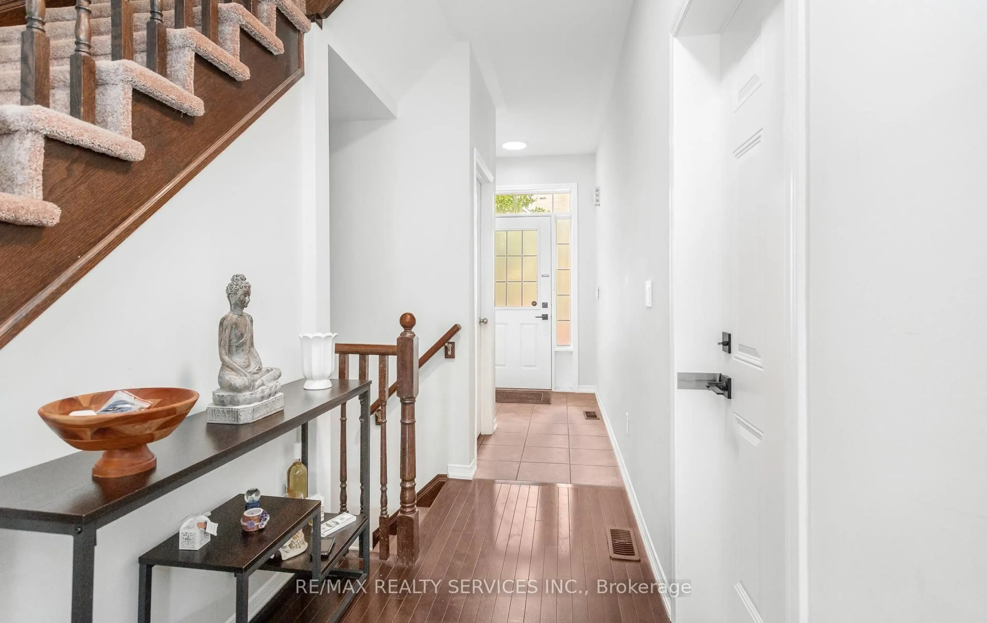 Indoor entryway for 651 Farmstead Dr #90, Milton Ontario L9T 7W2
