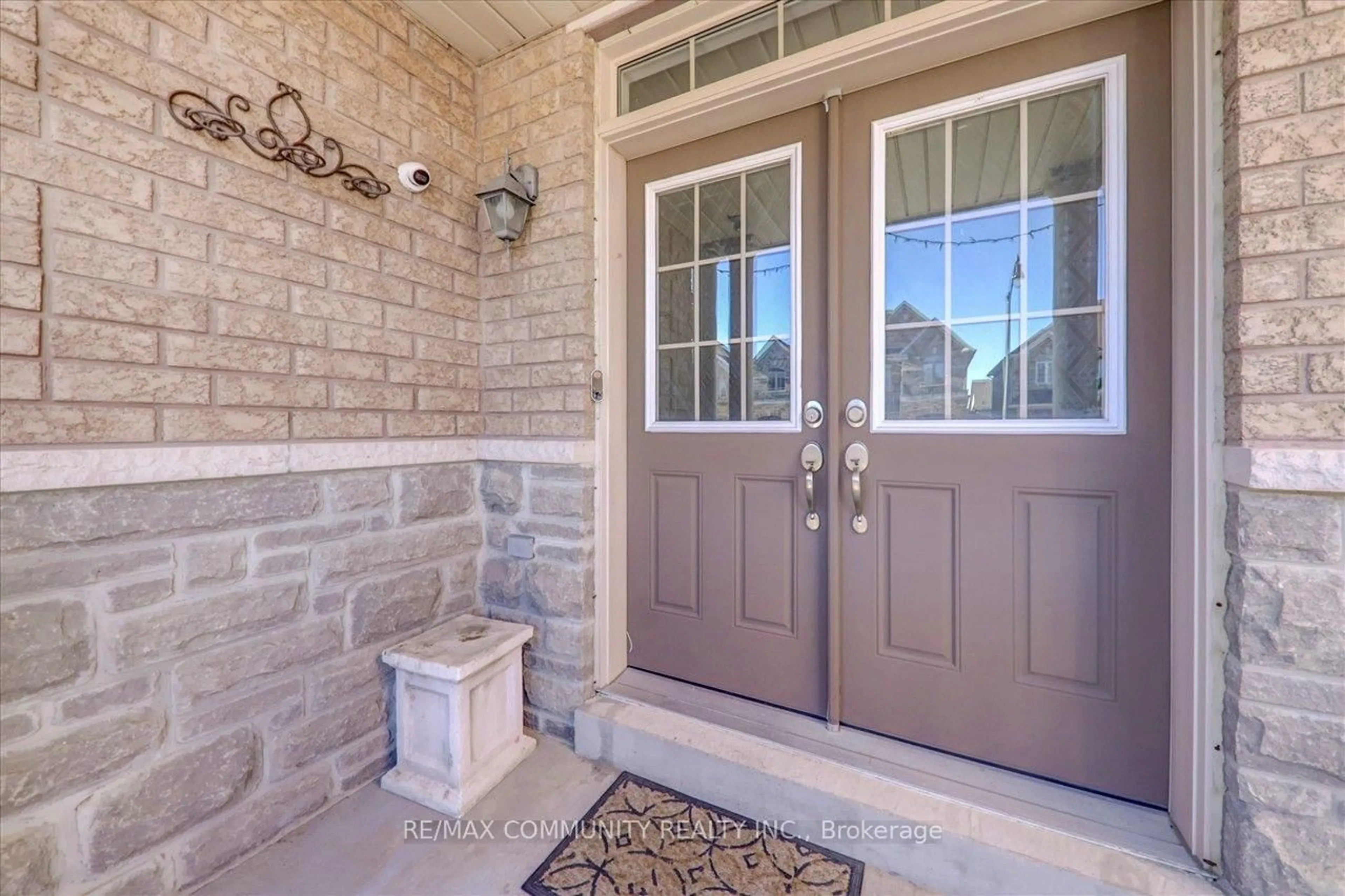 Indoor entryway for 69 Clearfield Dr, Brampton Ontario L6P 3J4