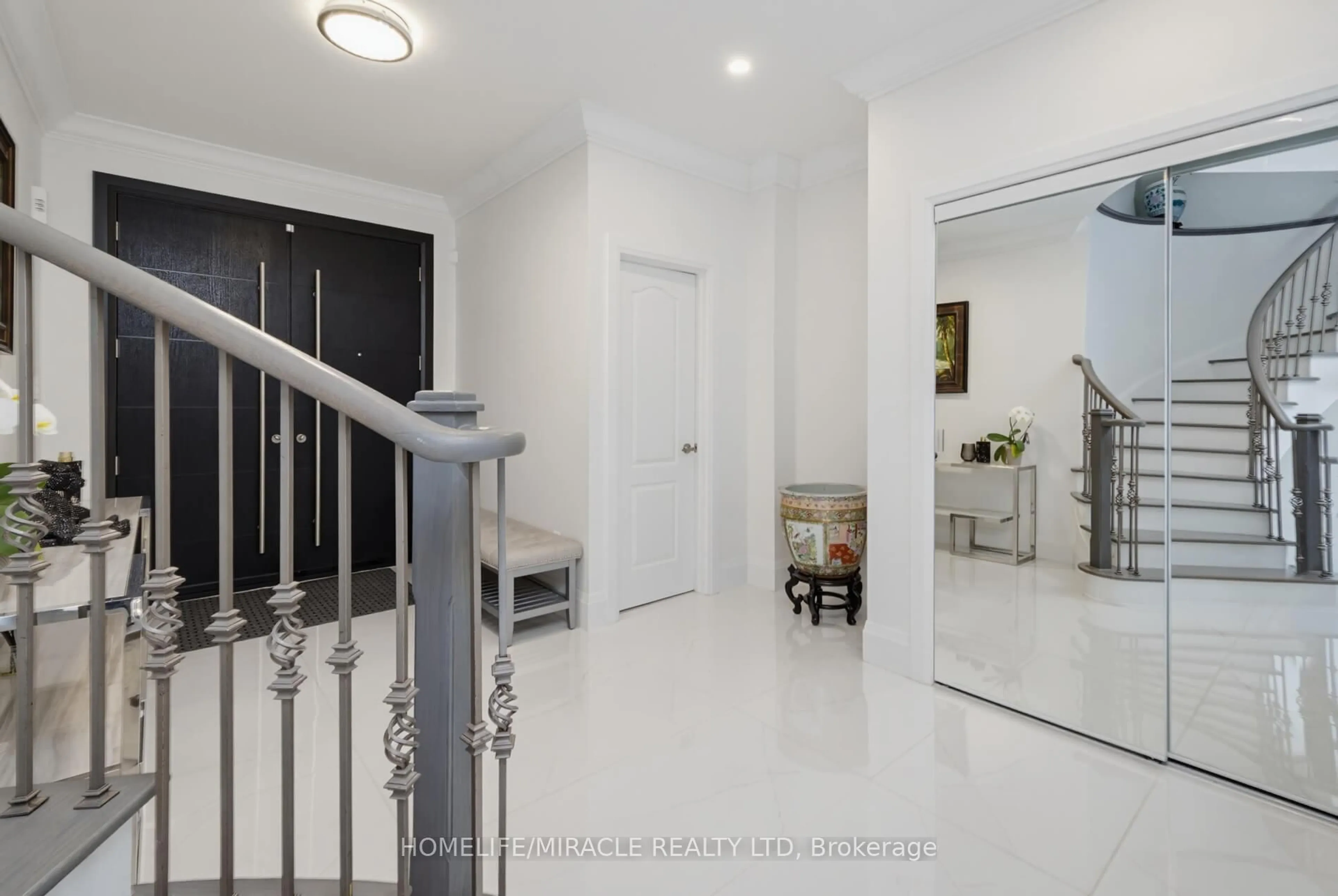 Indoor foyer for 7350 Glamorgan Way, Mississauga Ontario L5N 7Z3