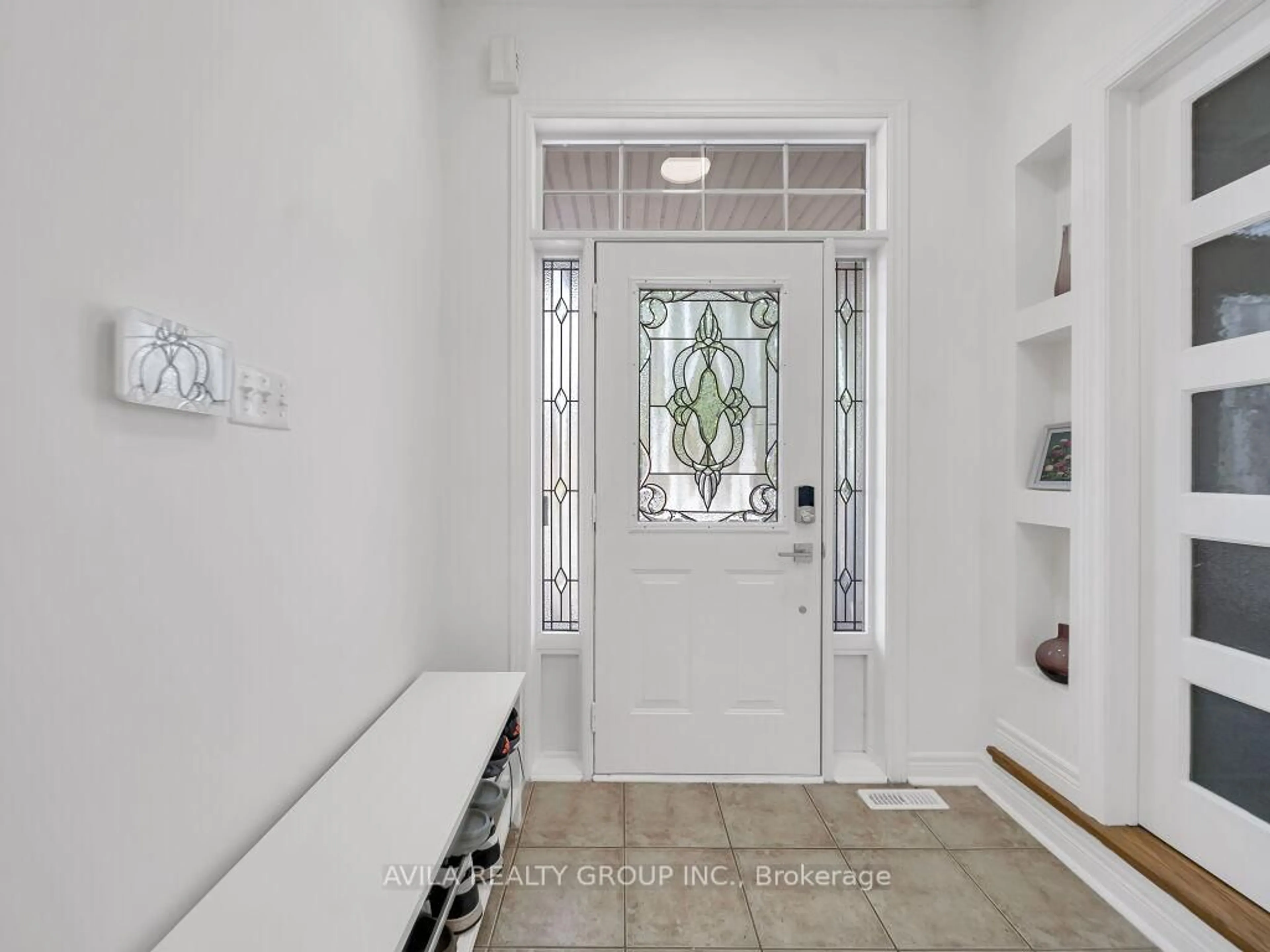 Indoor entryway for 104 Southlake Blvd, Brampton Ontario L6V 4P2