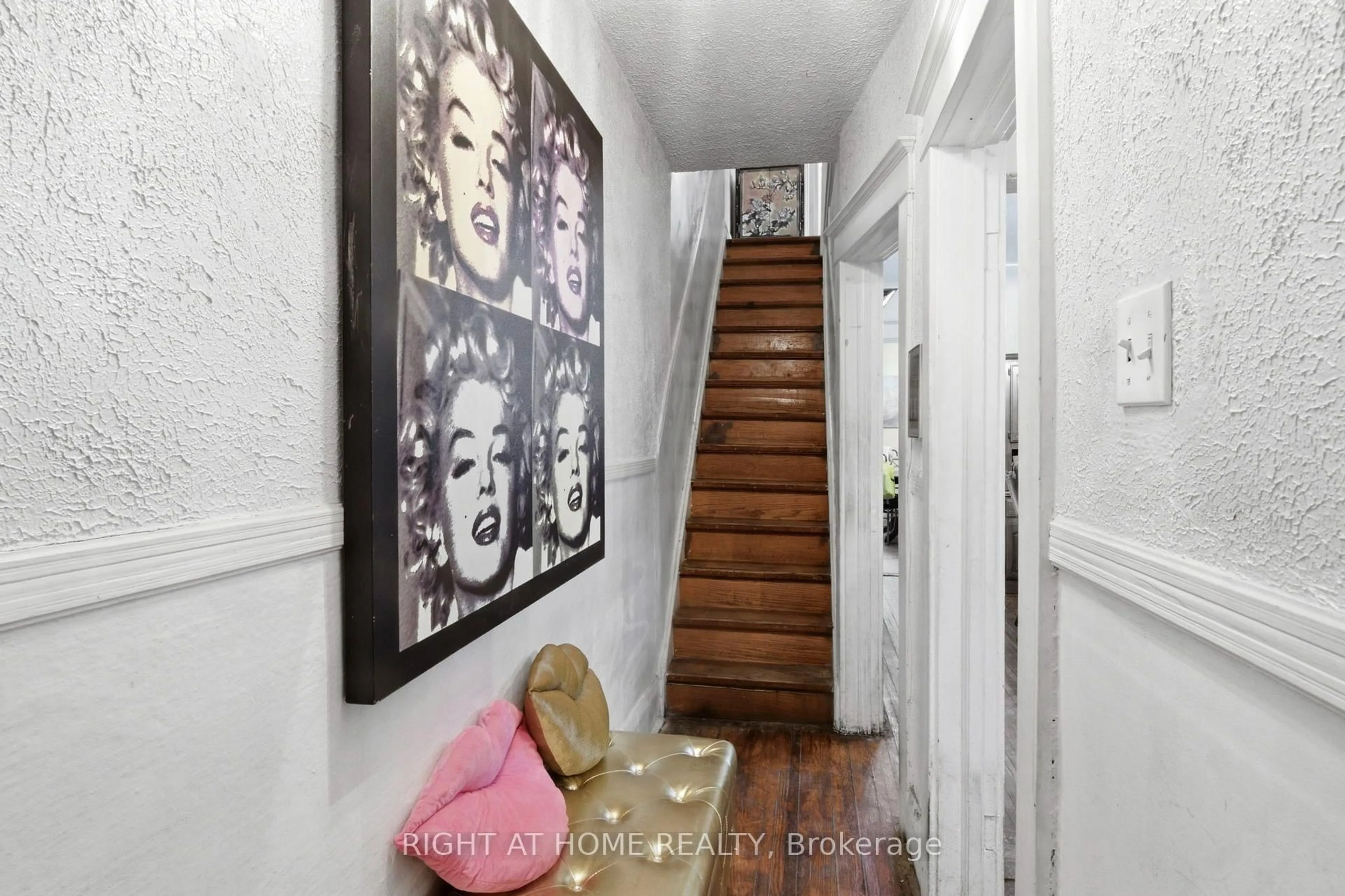 Indoor entryway for 290 Mcroberts Ave, Toronto Ontario M6E 4P7