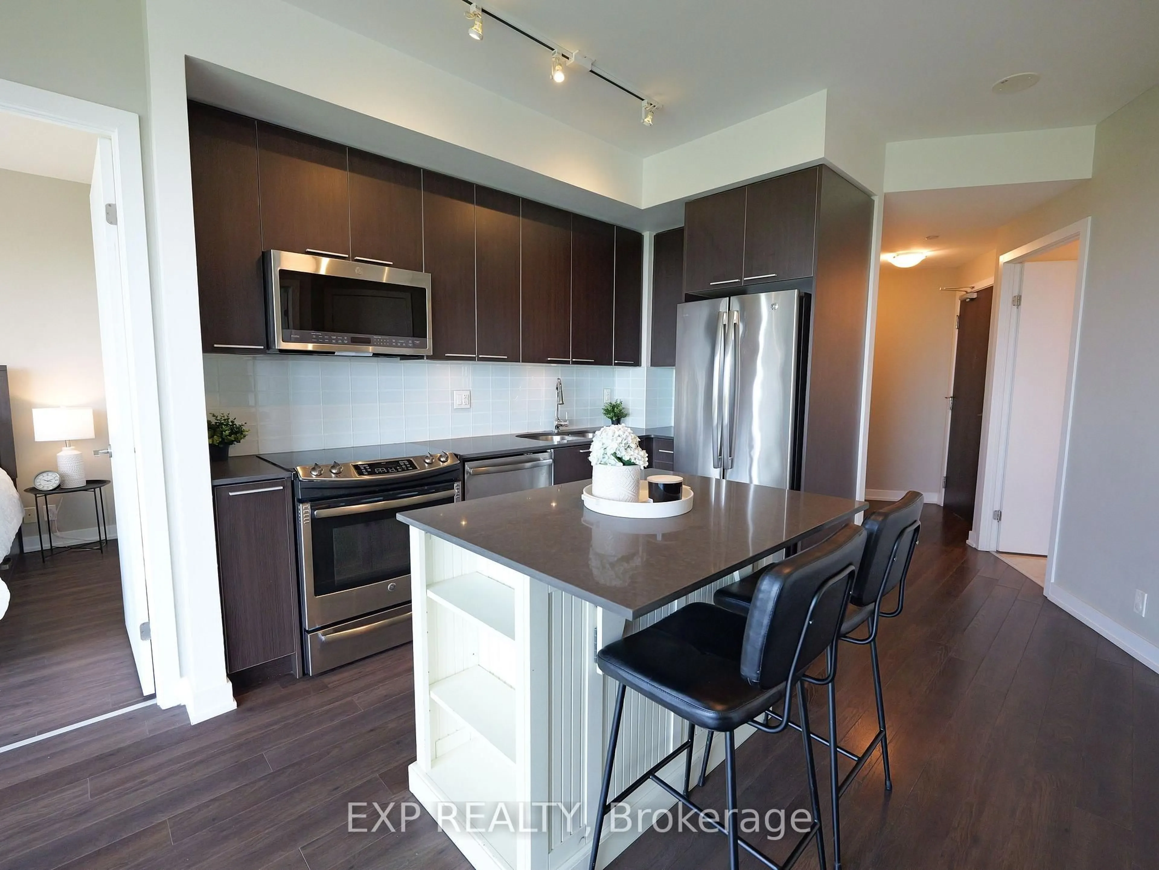 Open concept kitchen, wood/laminate floor for 10 Park Lawn Rd #2204, Toronto Ontario M8V 0H9
