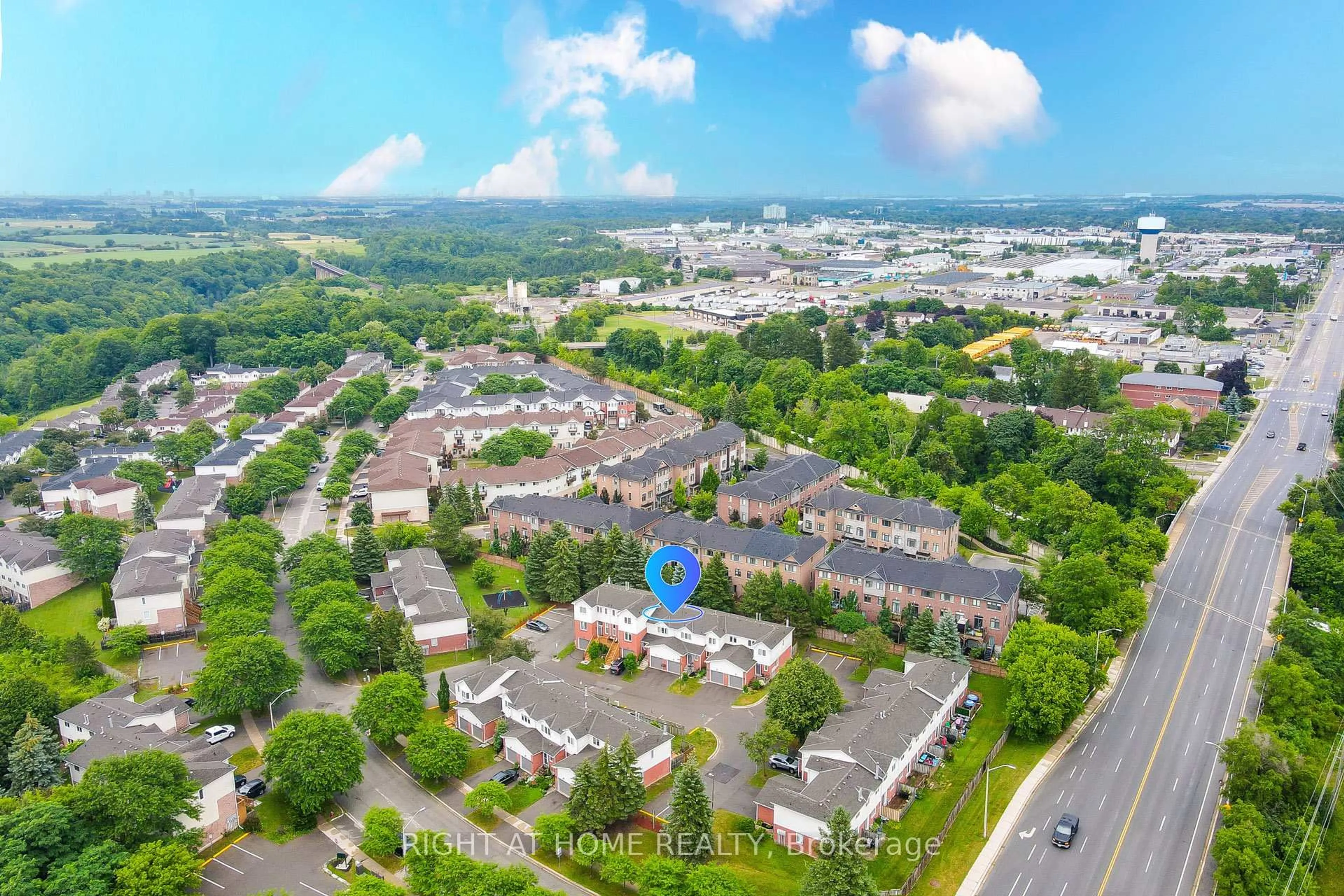 A pic from outside/outdoor area/front of a property/back of a property/a pic from drone, mountain view for 3 Beverly Lane, Halton Hills Ontario L7G 5L7