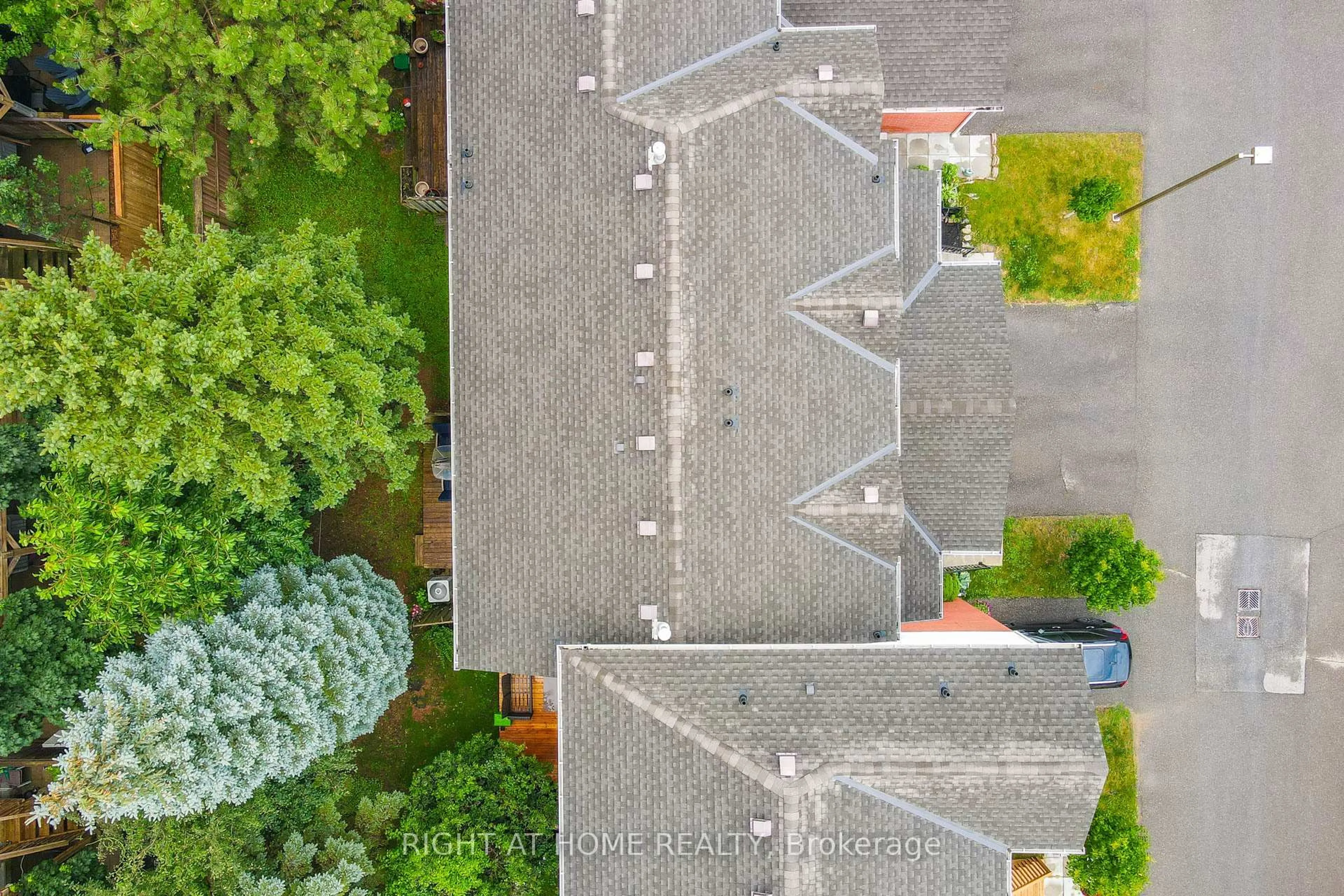 A pic from outside/outdoor area/front of a property/back of a property/a pic from drone, street for 3 Beverly Lane, Halton Hills Ontario L7G 5L7