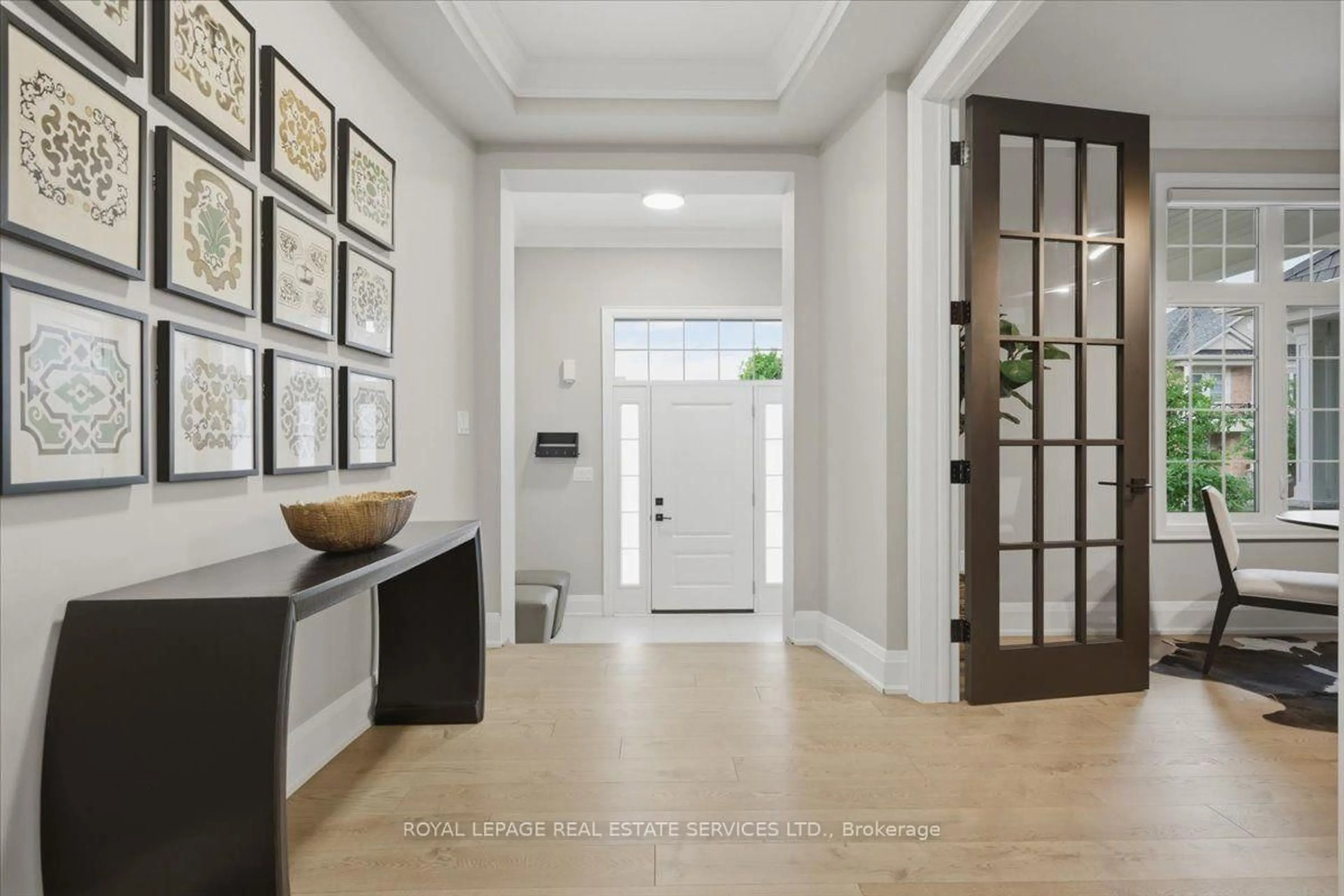 Indoor entryway for 3300 Sunningdale Gdns, Oakville Ontario L6M 5K5
