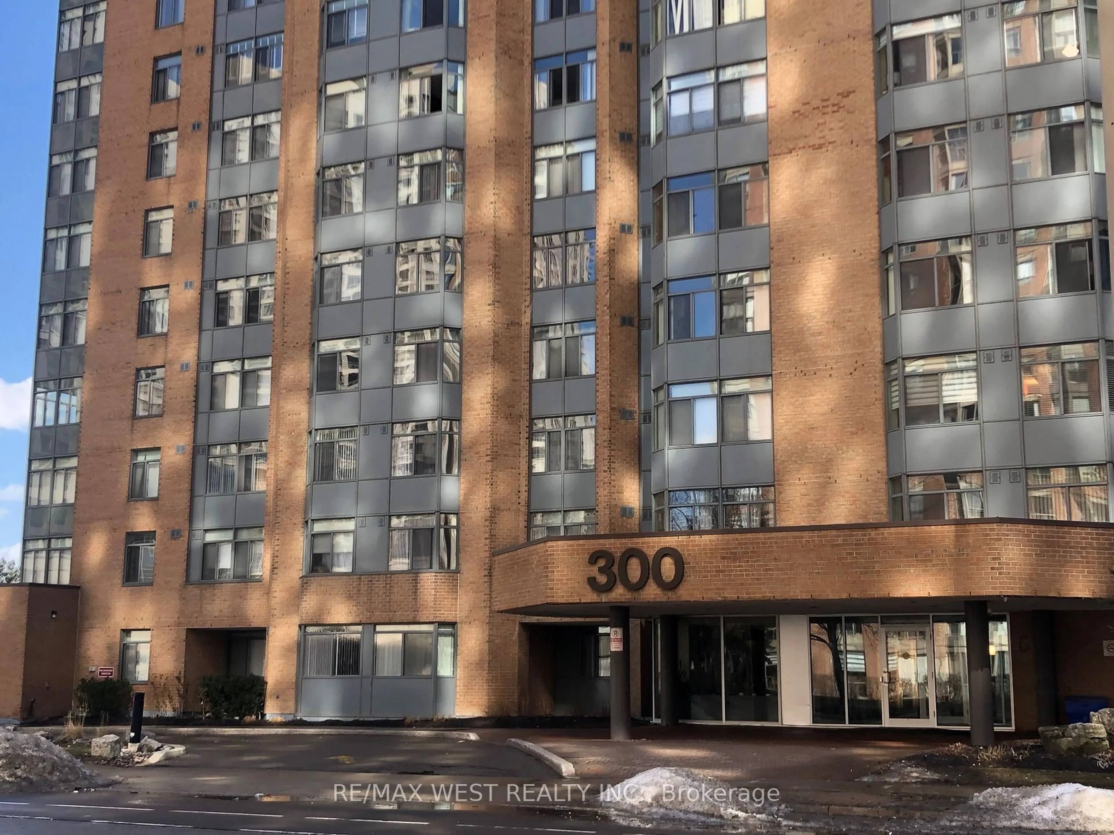 Indoor foyer for 300 Webb Dr #1007, Mississauga Ontario L5B 3W3