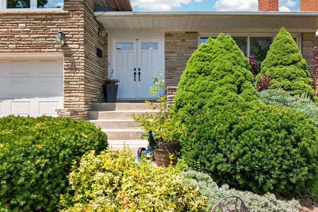 46 Summitcrest Dr, Toronto 4