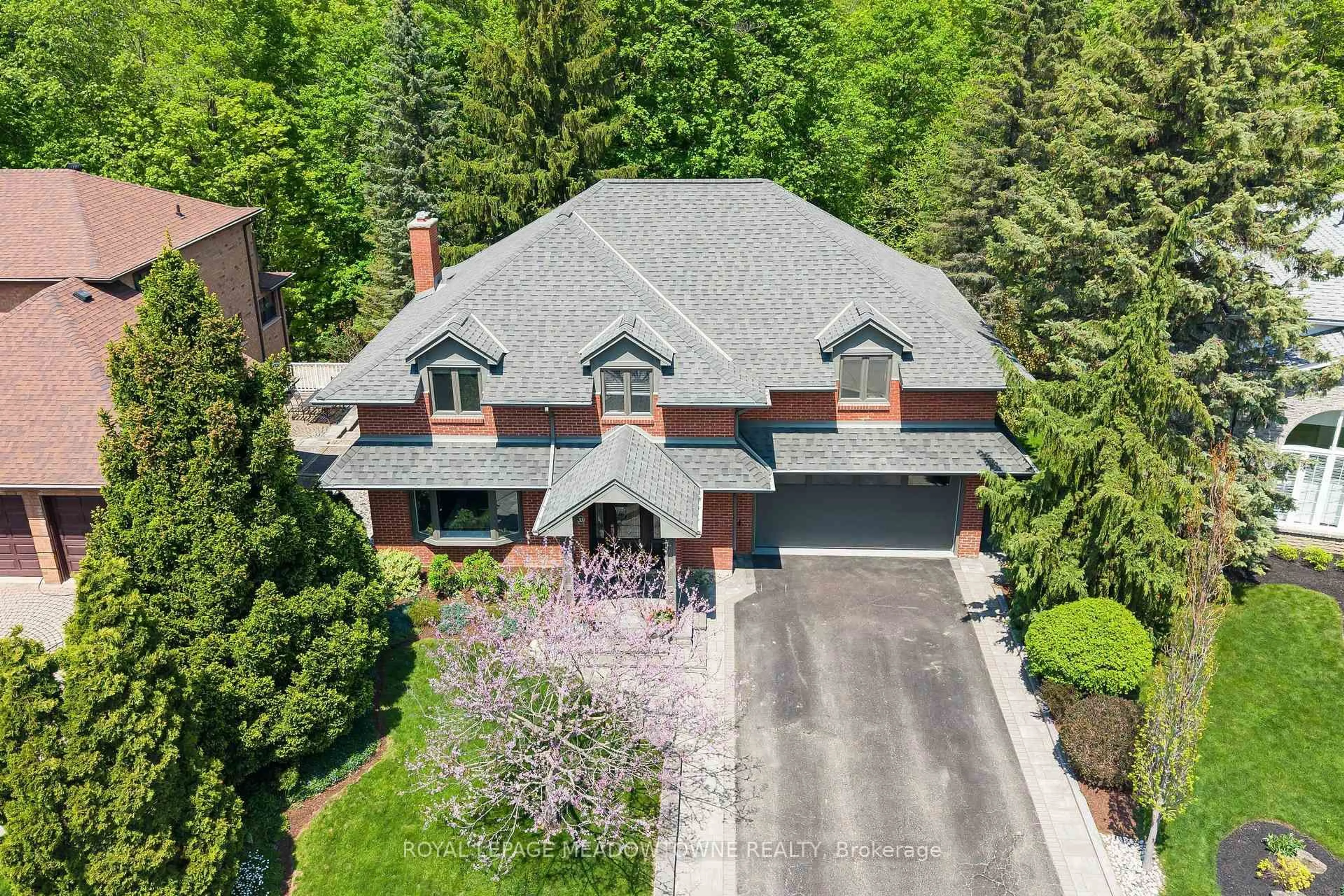 A pic from outside/outdoor area/front of a property/back of a property/a pic from drone, street for 33 Heslop Crt, Halton Hills Ontario L7G 4Z8