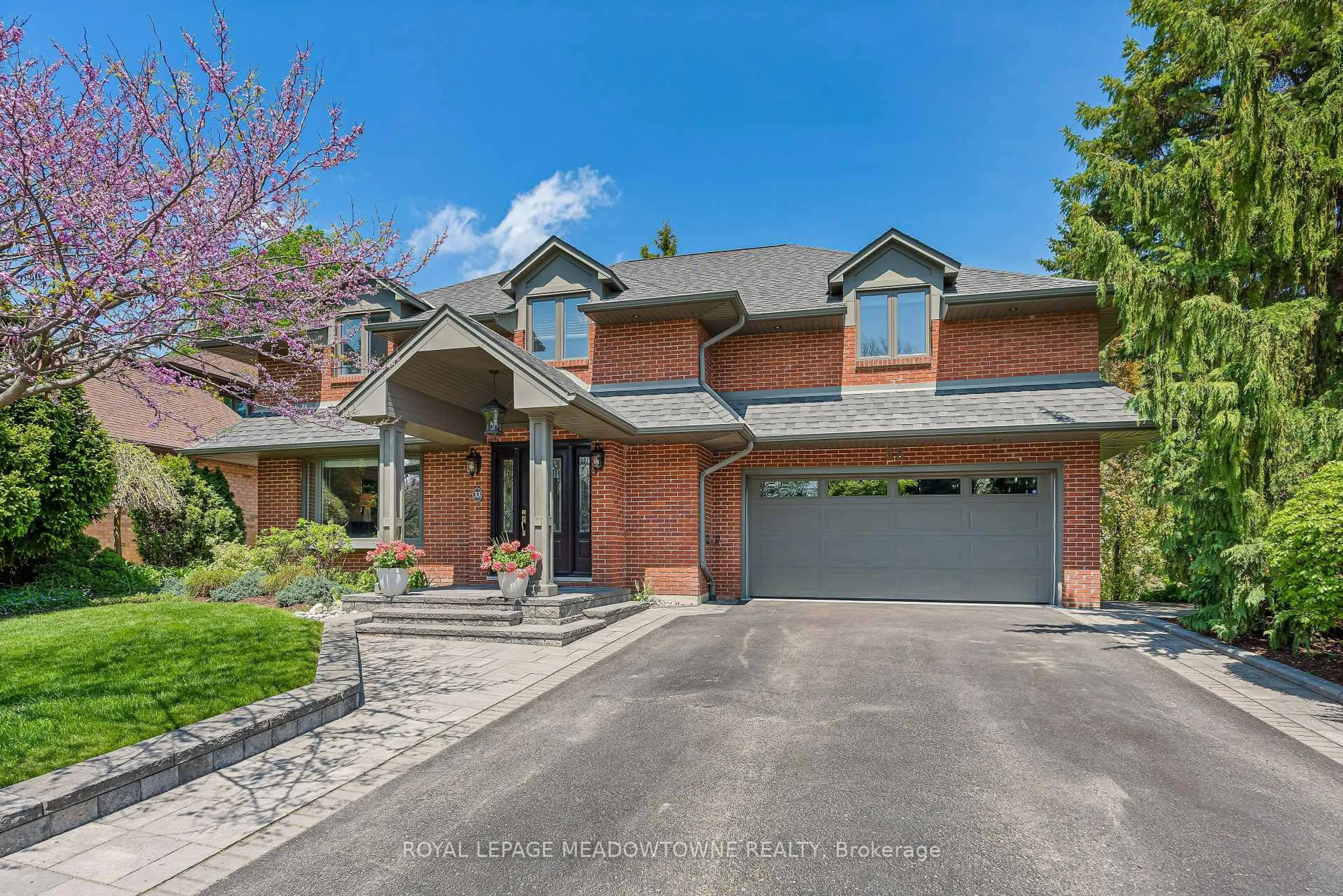 Home with brick exterior material, street for 33 Heslop Crt, Halton Hills Ontario L7G 4Z8