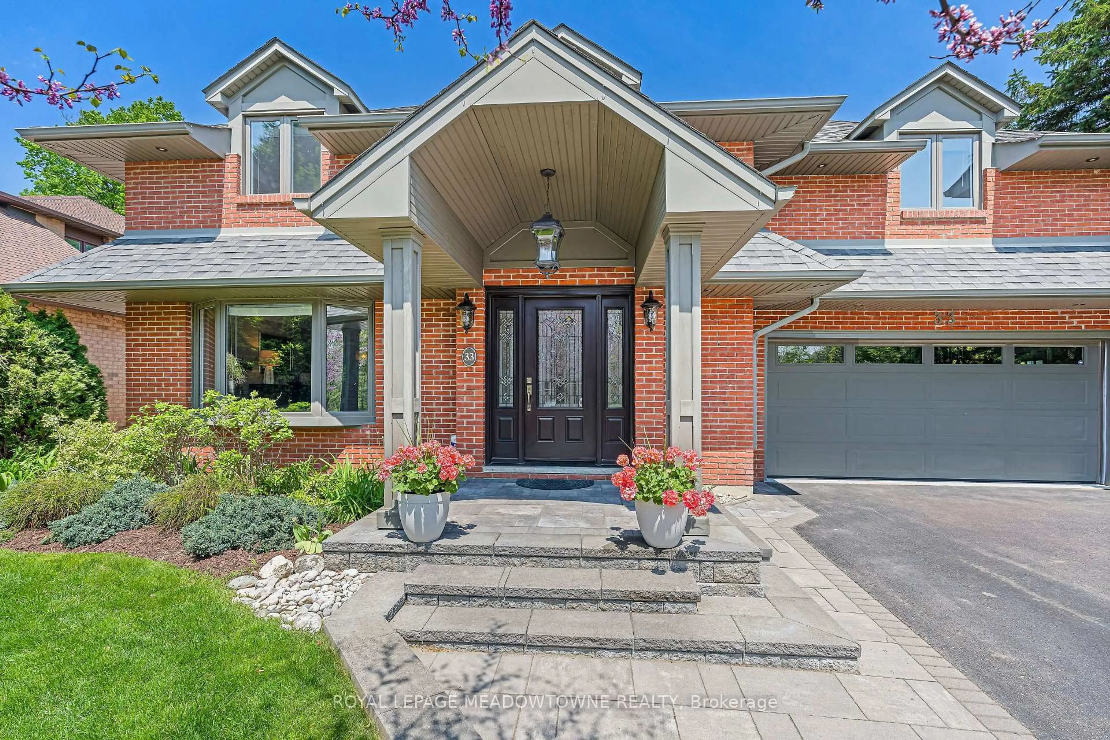 Home with brick exterior material, street for 33 Heslop Crt, Halton Hills Ontario L7G 4Z8