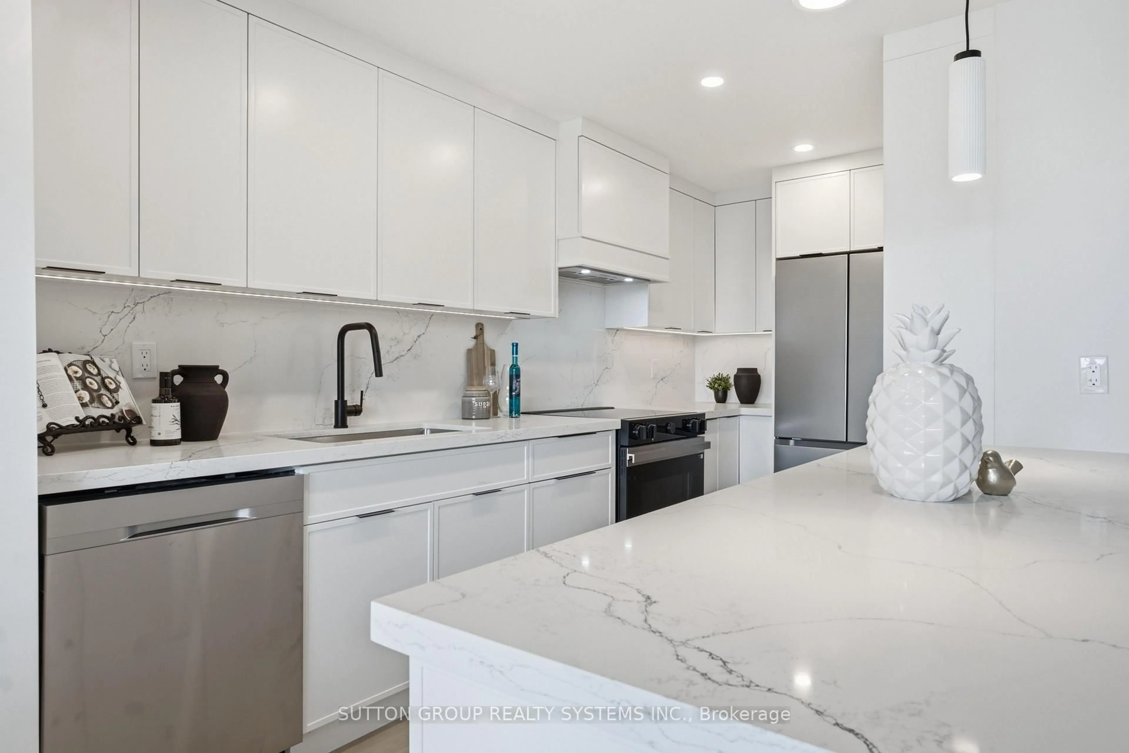 Contemporary kitchen, ceramic/tile floor for 45 Southport St #911, Toronto Ontario M6S 3N5