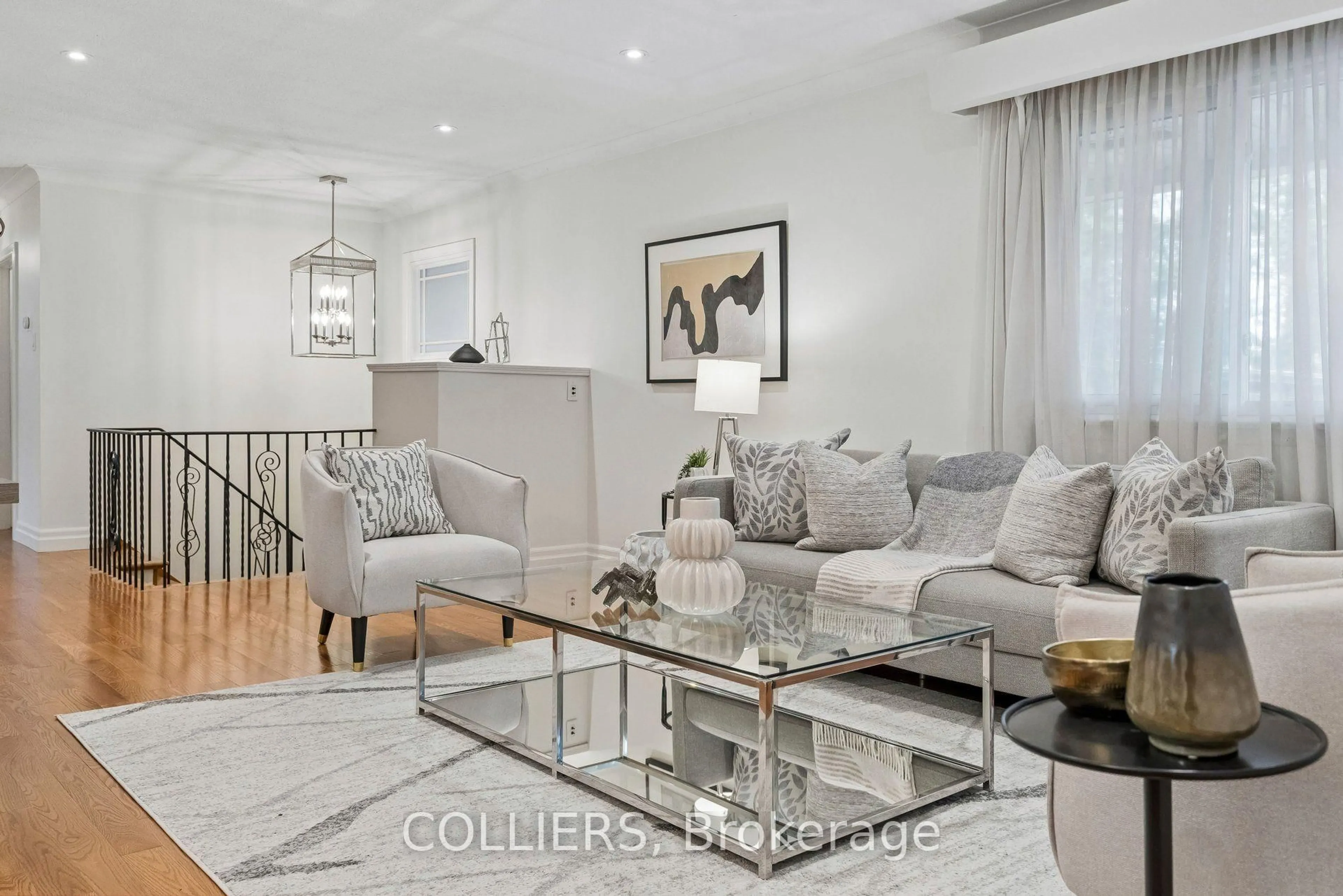 Living room with furniture, unknown for 1602 Carletta Dr, Mississauga Ontario L4X 1E5