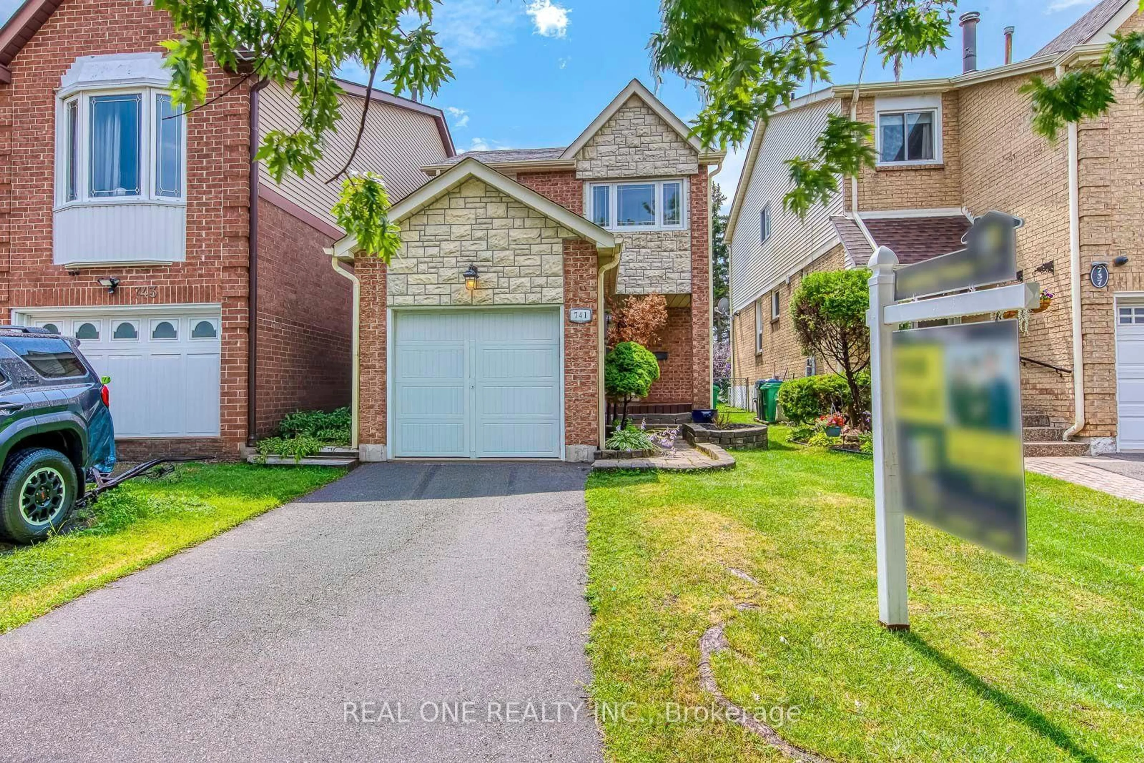 Home with brick exterior material, street for 741 Queensbridge Dr, Mississauga Ontario L5C 3T3
