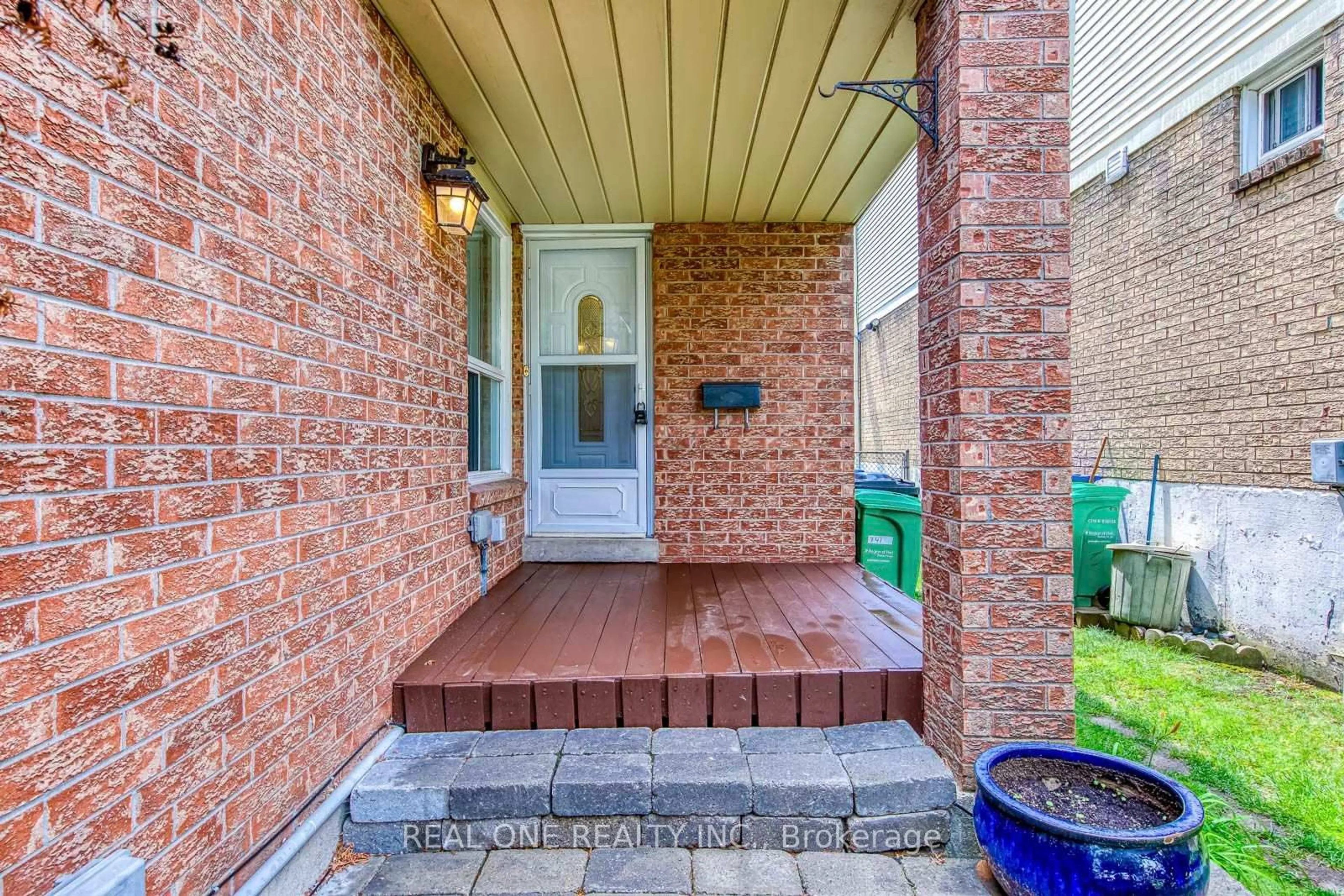 Unknown for 741 Queensbridge Dr, Mississauga Ontario L5C 3T3