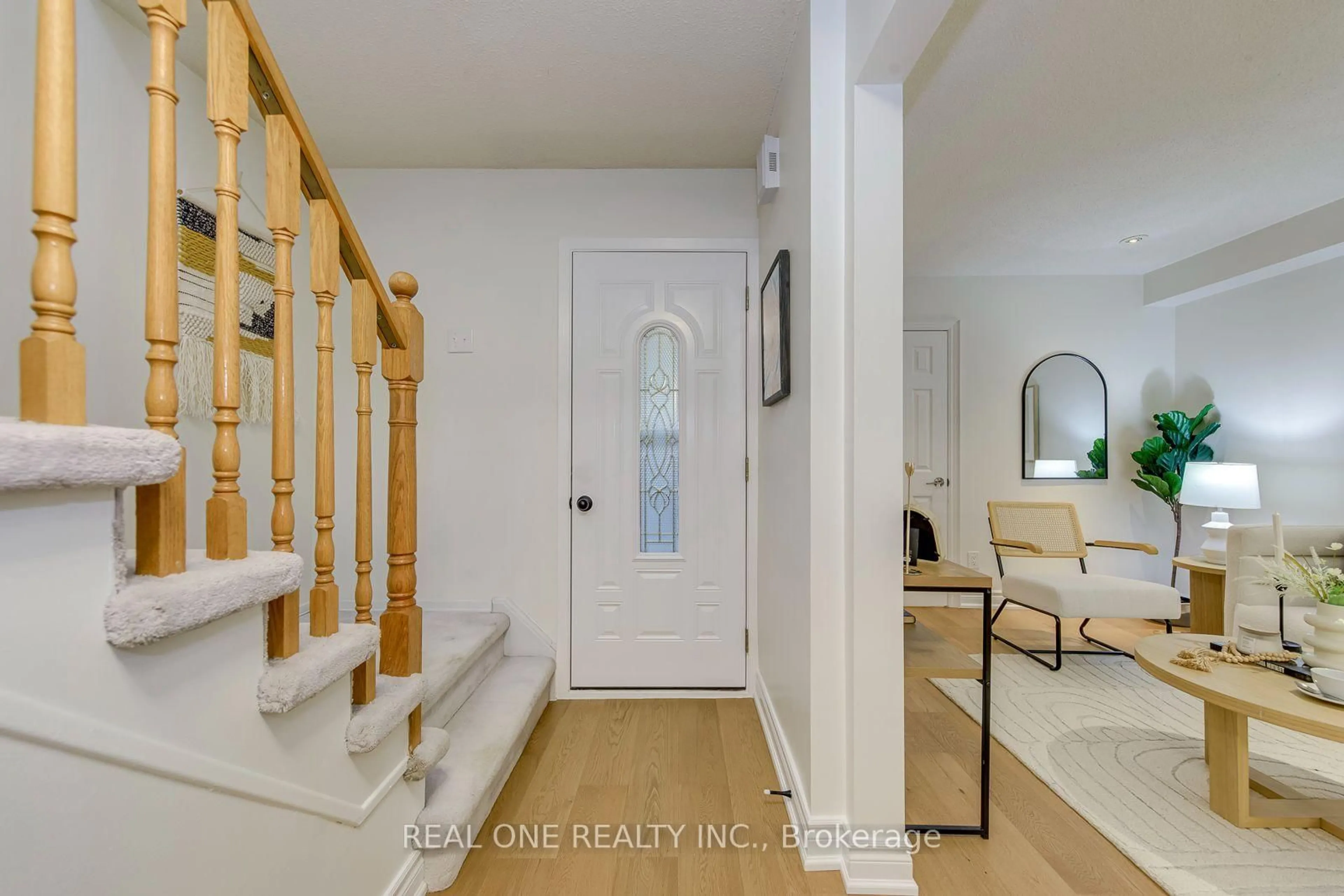Indoor entryway for 741 Queensbridge Dr, Mississauga Ontario L5C 3T3