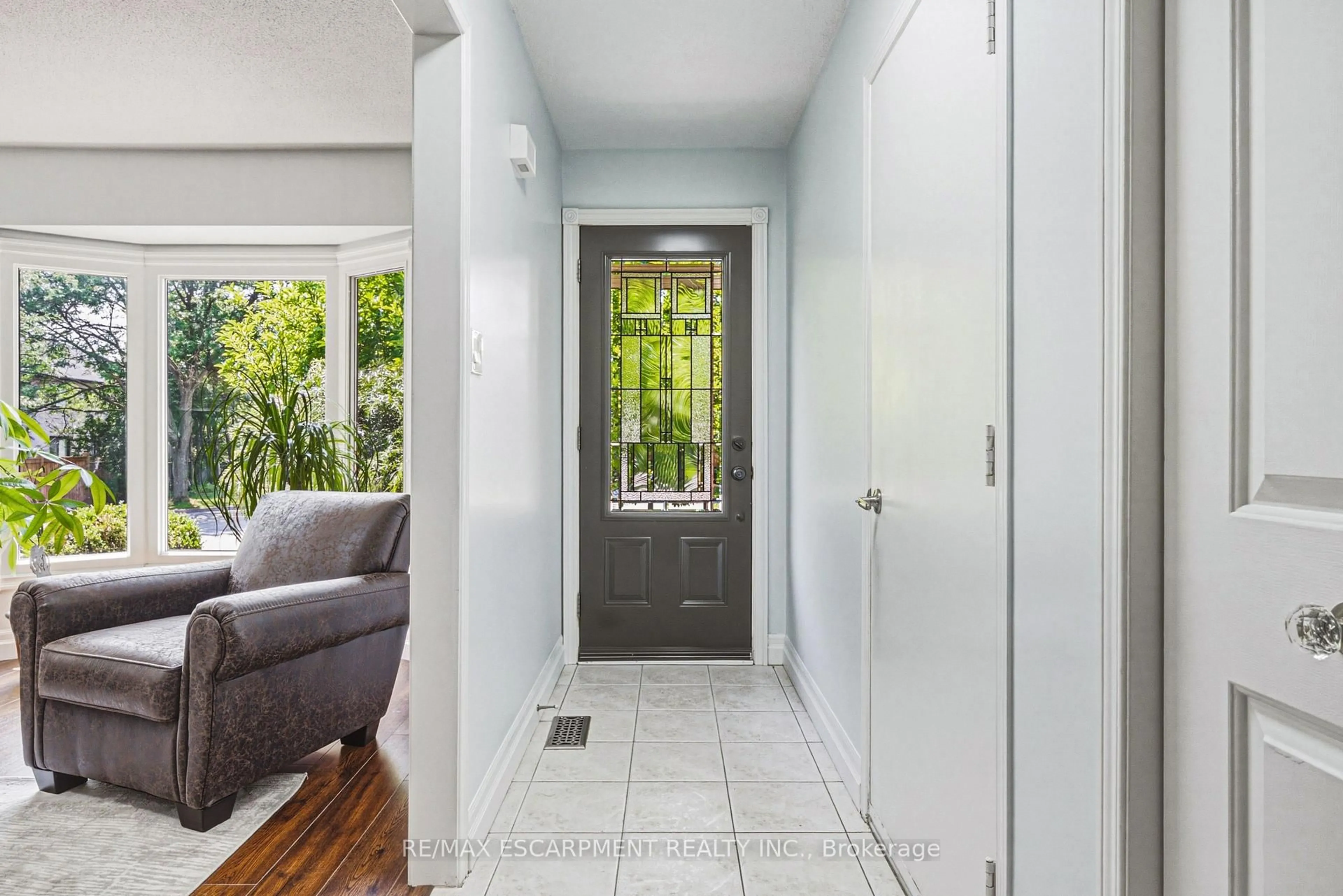 Indoor entryway for 2206 Donald Rd, Burlington Ontario L7M 3R9