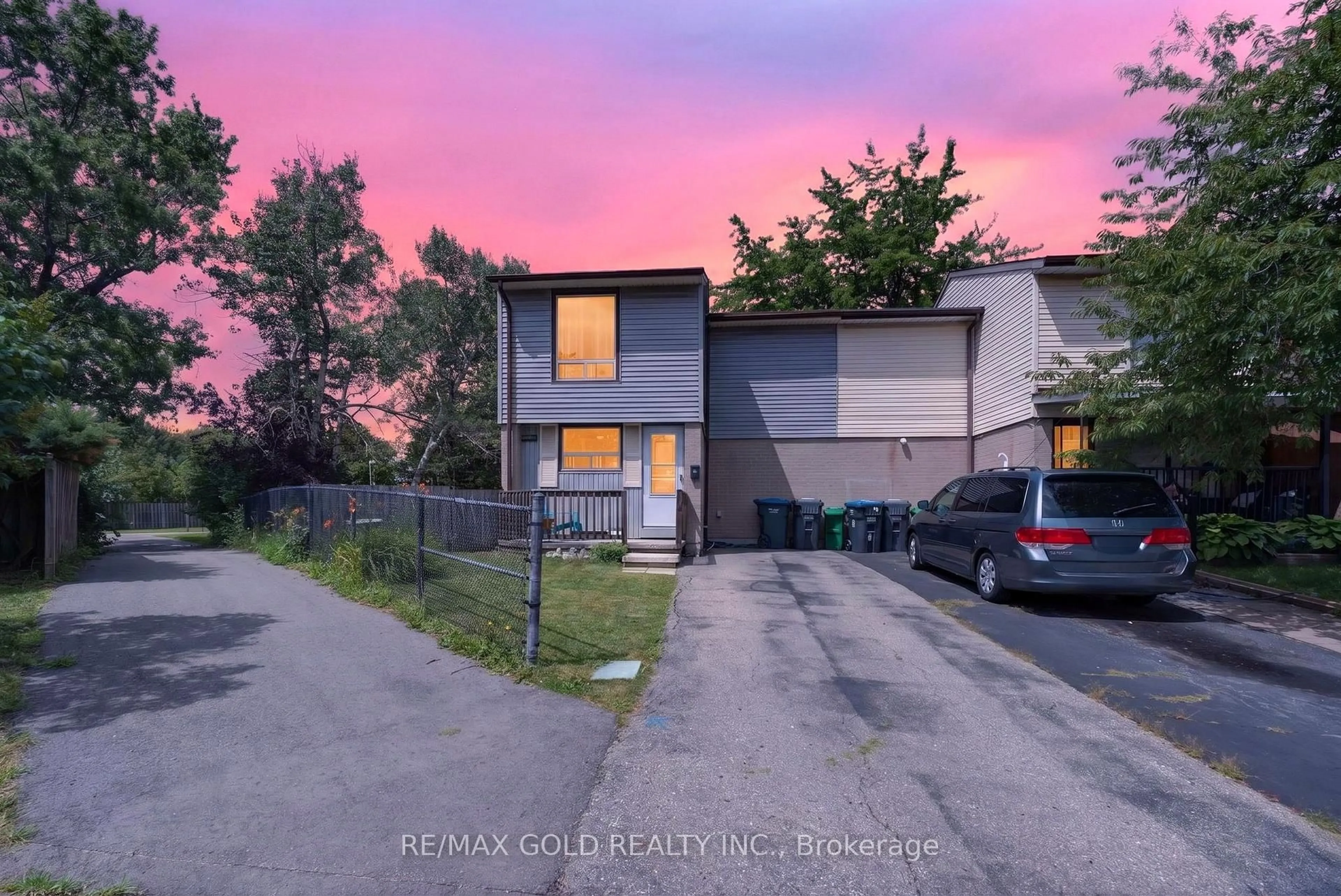 A pic from outside/outdoor area/front of a property/back of a property/a pic from drone, street for 13 Gold Pine Crt, Brampton Ontario L6S 2K6