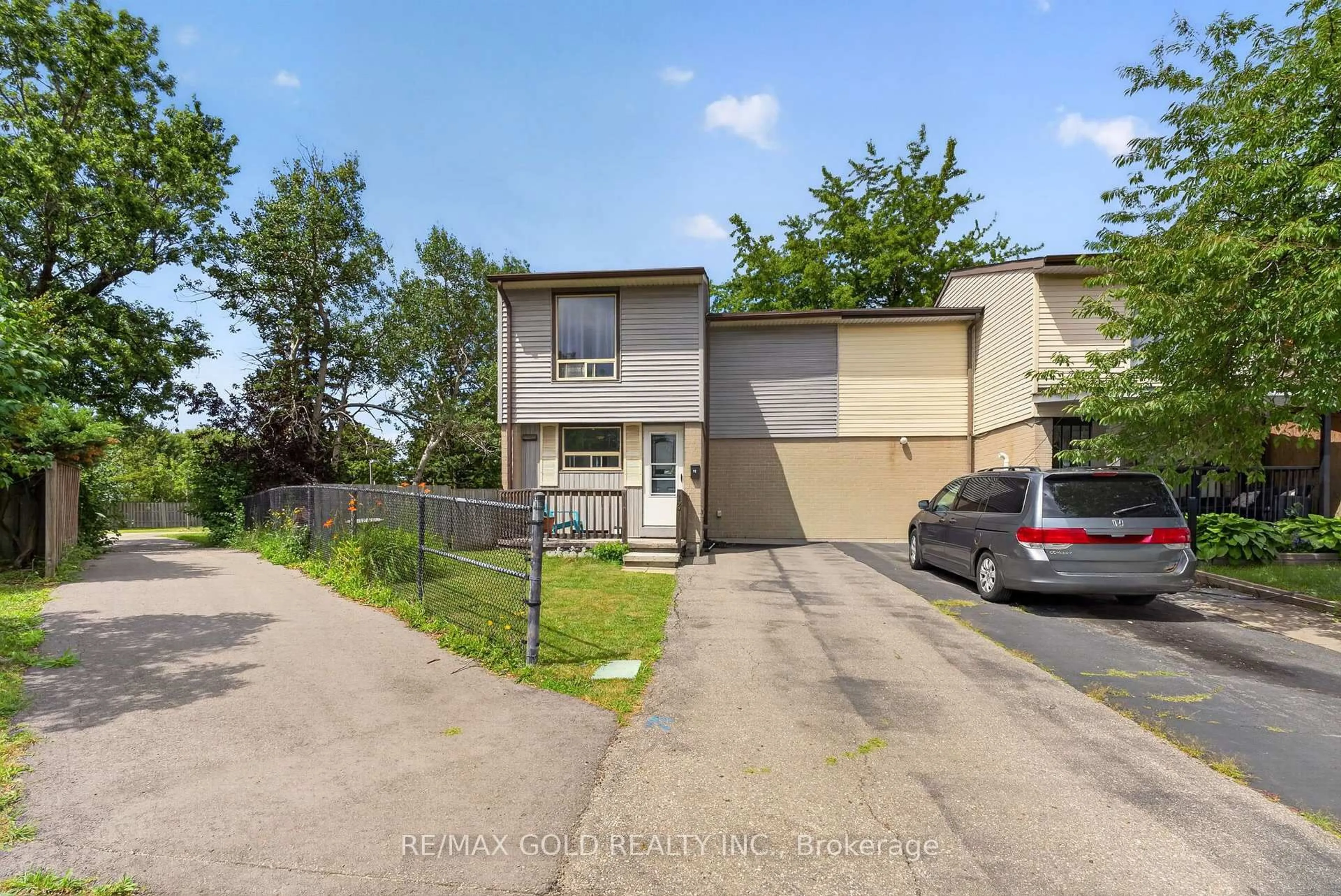 A pic from outside/outdoor area/front of a property/back of a property/a pic from drone, street for 13 Gold Pine Crt, Brampton Ontario L6S 2K6