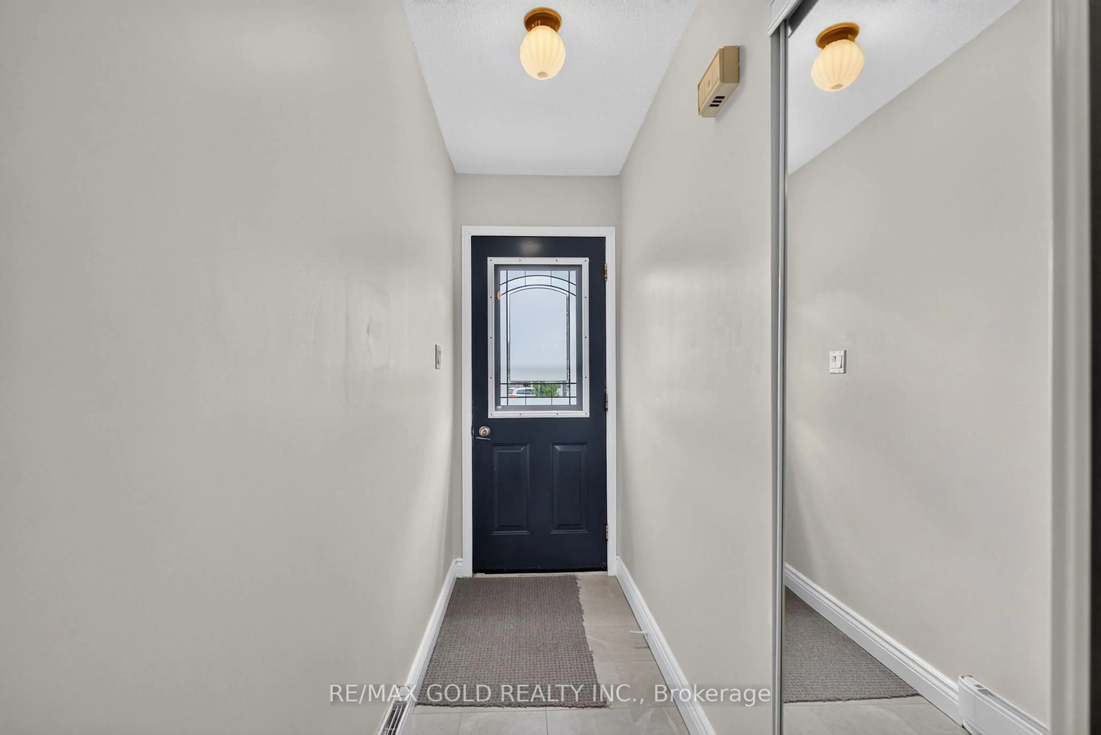 Indoor entryway for 13 Gold Pine Crt, Brampton Ontario L6S 2K6