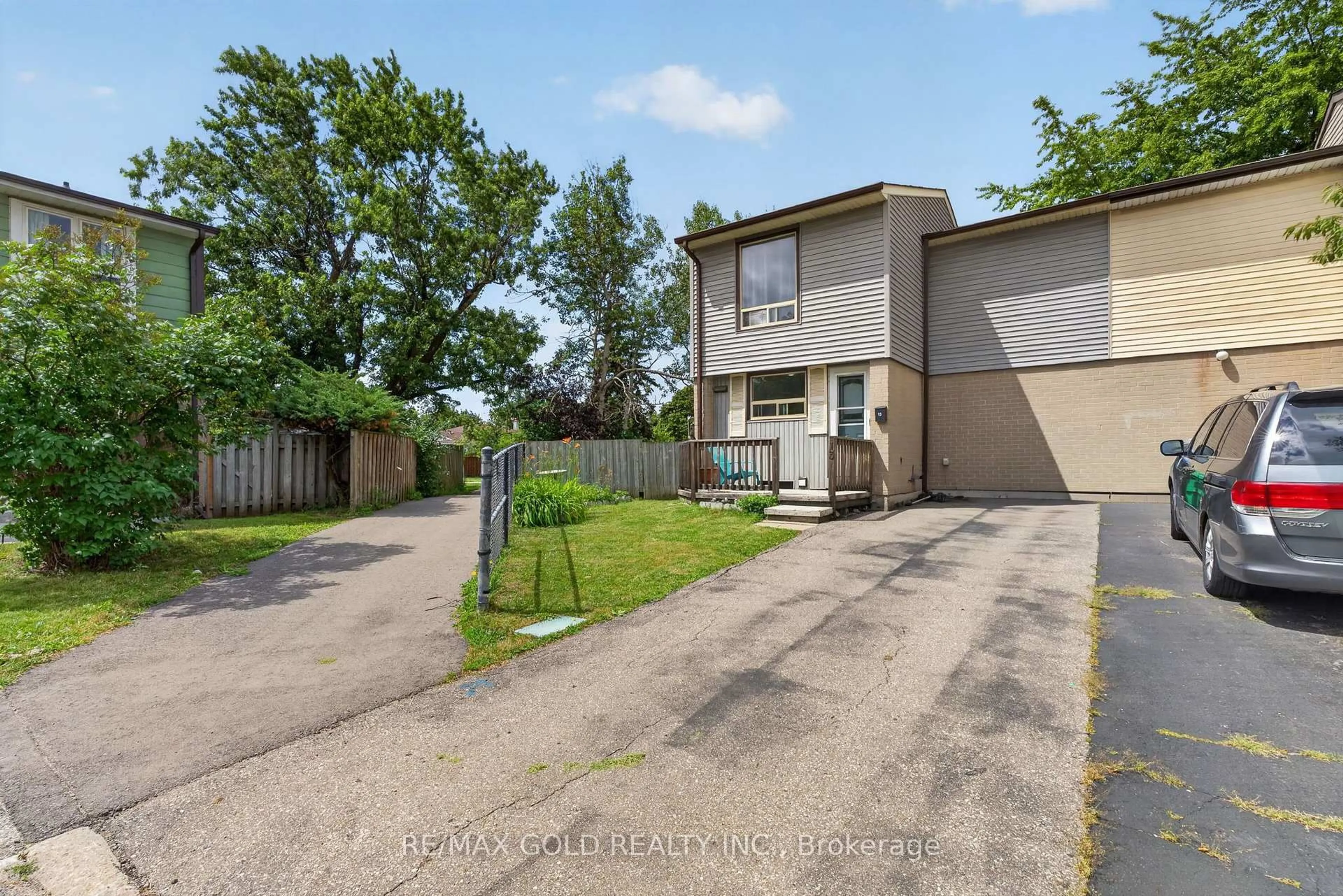 A pic from outside/outdoor area/front of a property/back of a property/a pic from drone, street for 13 Gold Pine Crt, Brampton Ontario L6S 2K6
