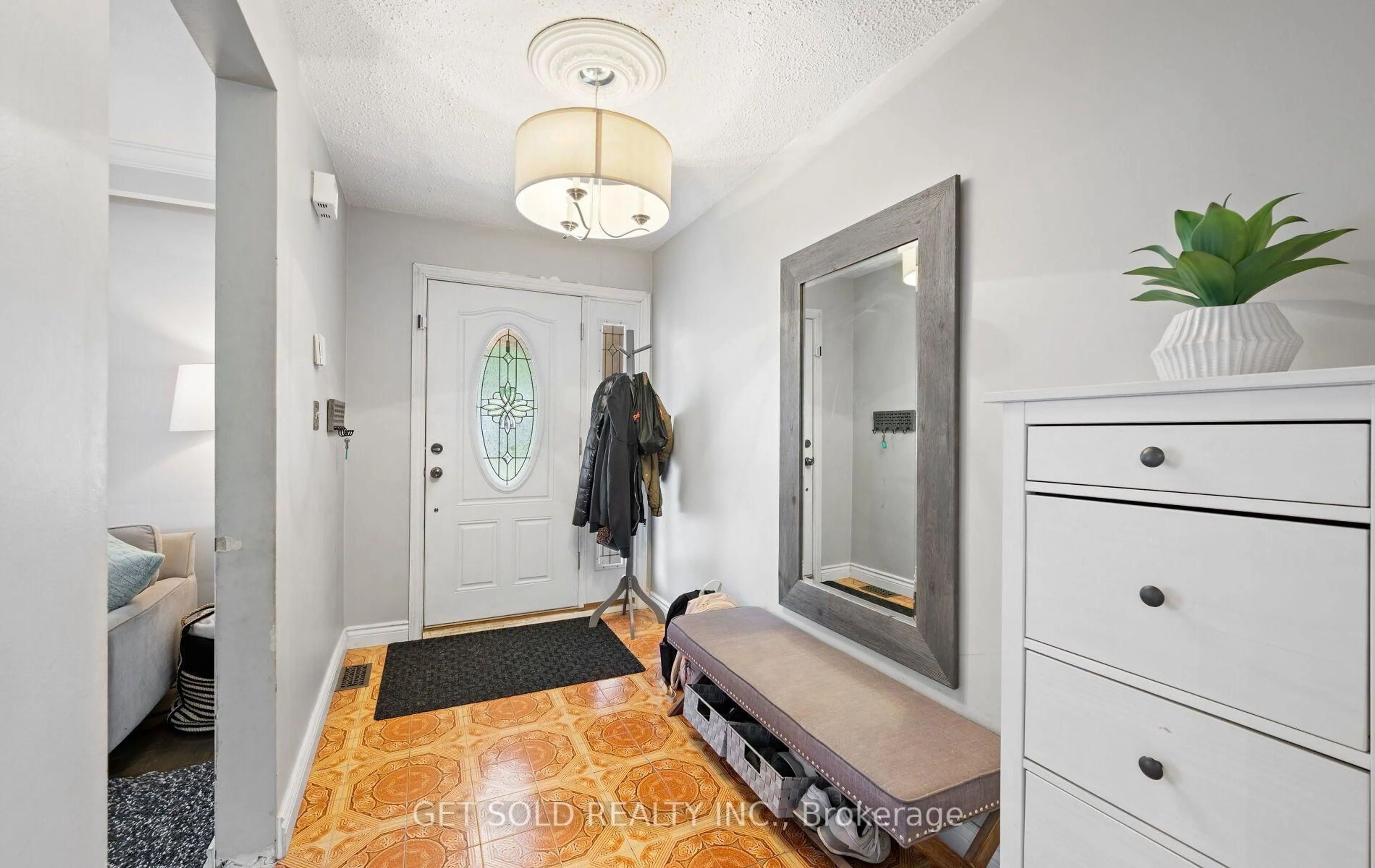 Indoor entryway for 44 Mancroft Cres, Toronto Ontario M9W 3E9