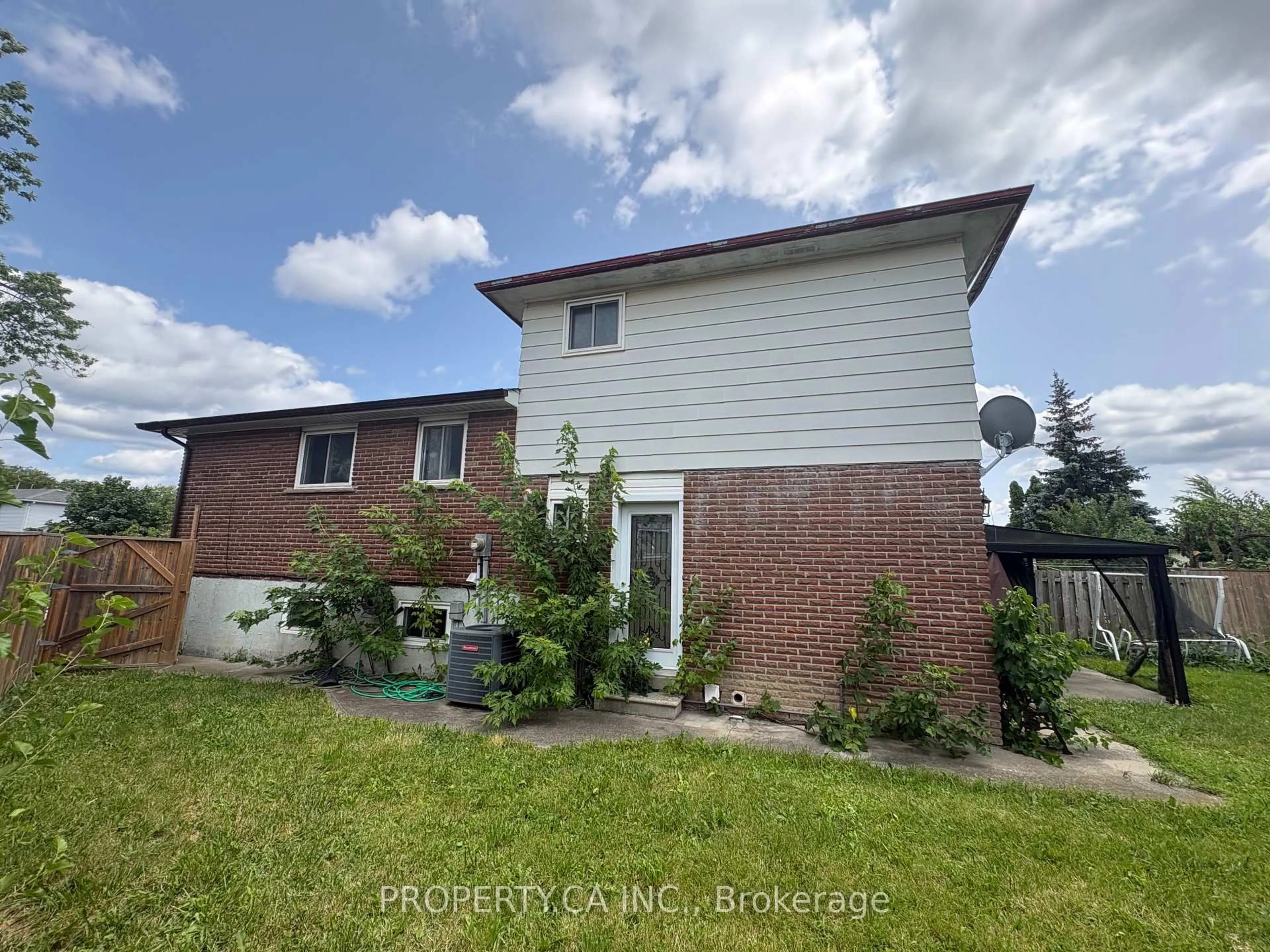 A pic from outside/outdoor area/front of a property/back of a property/a pic from drone, unknown for 682 Eaglemount Cres, Mississauga Ontario L5C 1N9