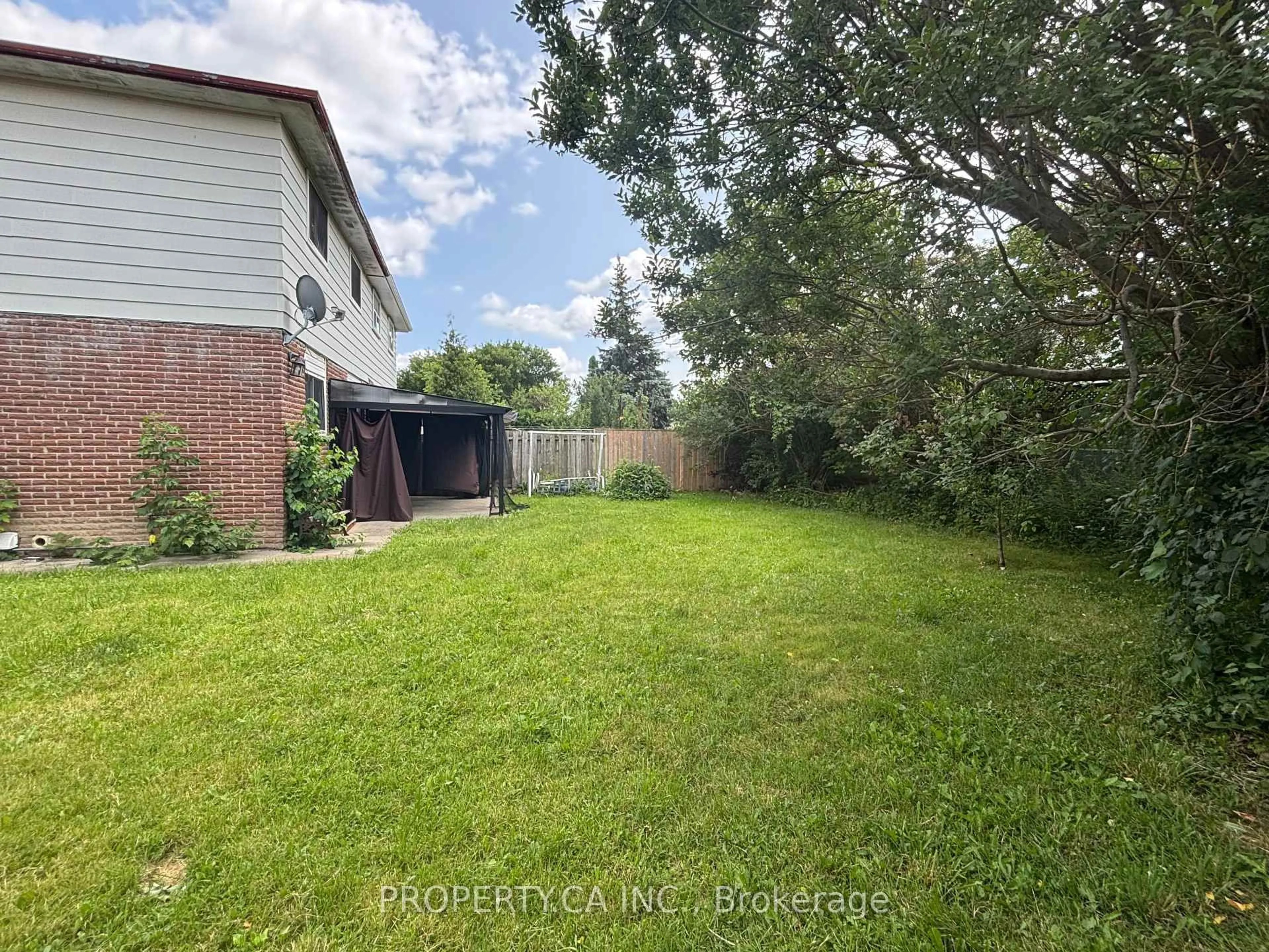 A pic from outside/outdoor area/front of a property/back of a property/a pic from drone, unknown for 682 Eaglemount Cres, Mississauga Ontario L5C 1N9