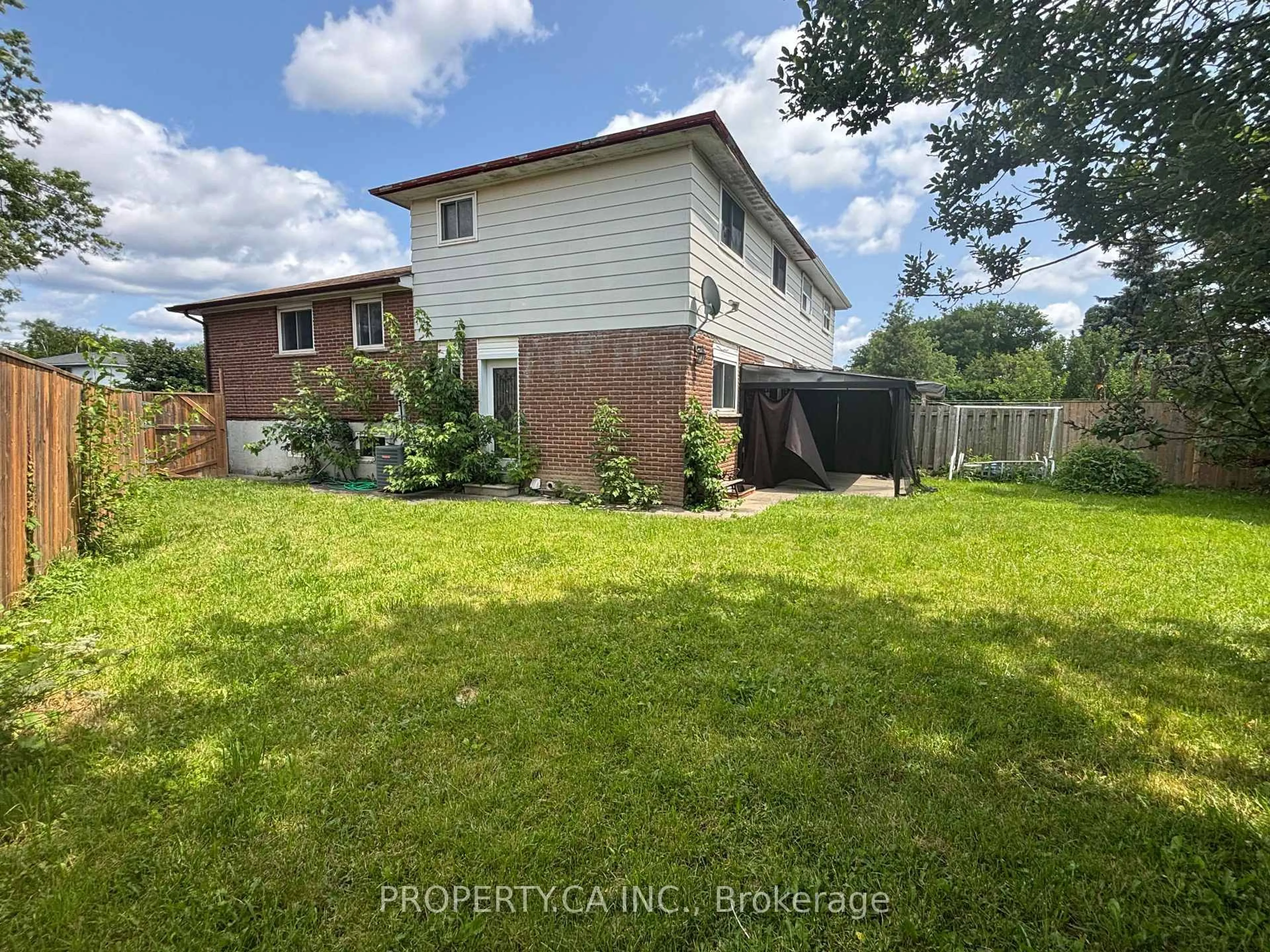 A pic from outside/outdoor area/front of a property/back of a property/a pic from drone, unknown for 682 Eaglemount Cres, Mississauga Ontario L5C 1N9
