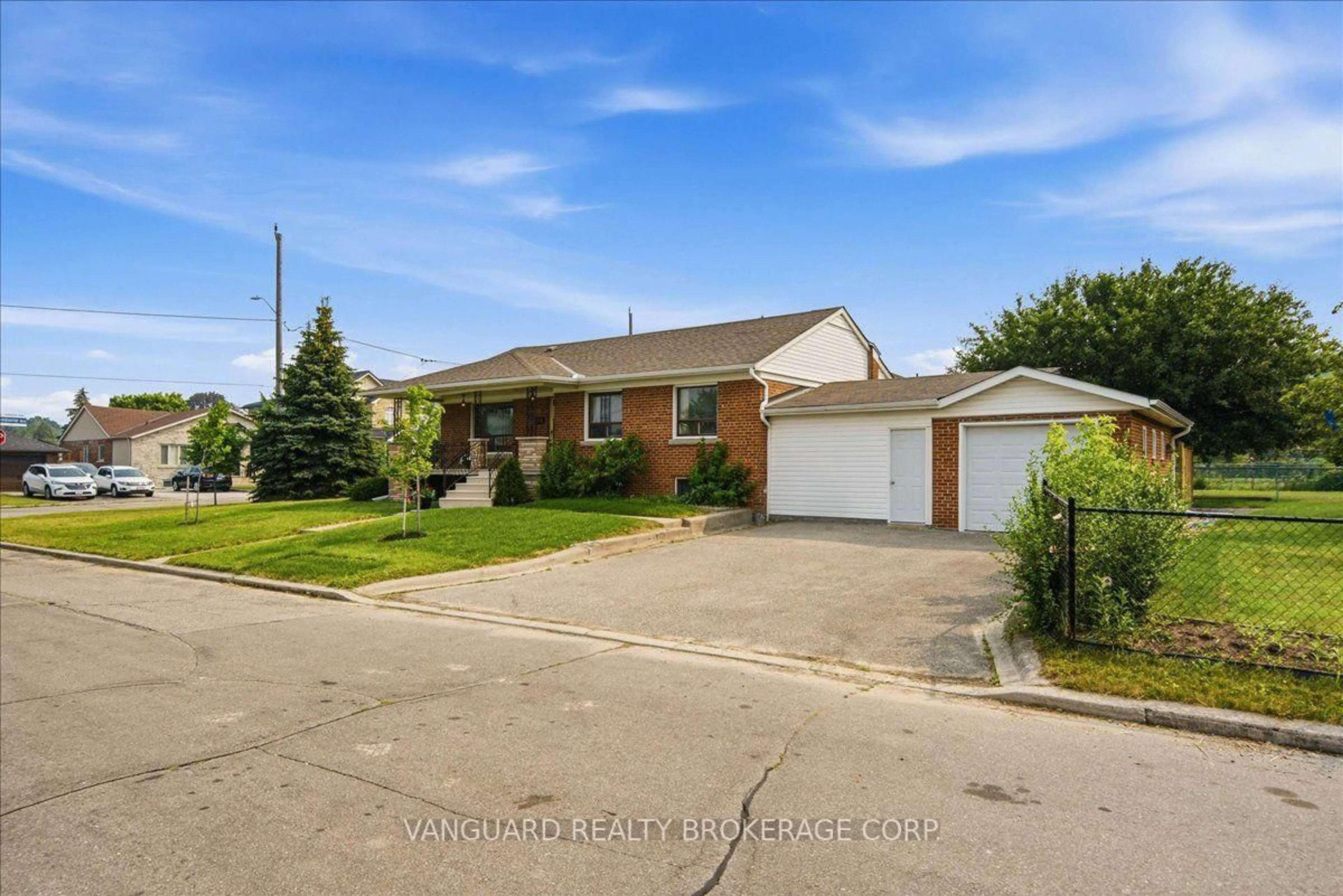 A pic from outside/outdoor area/front of a property/back of a property/a pic from drone, street for 39 Camborne Ave, Toronto Ontario M3M 2P9