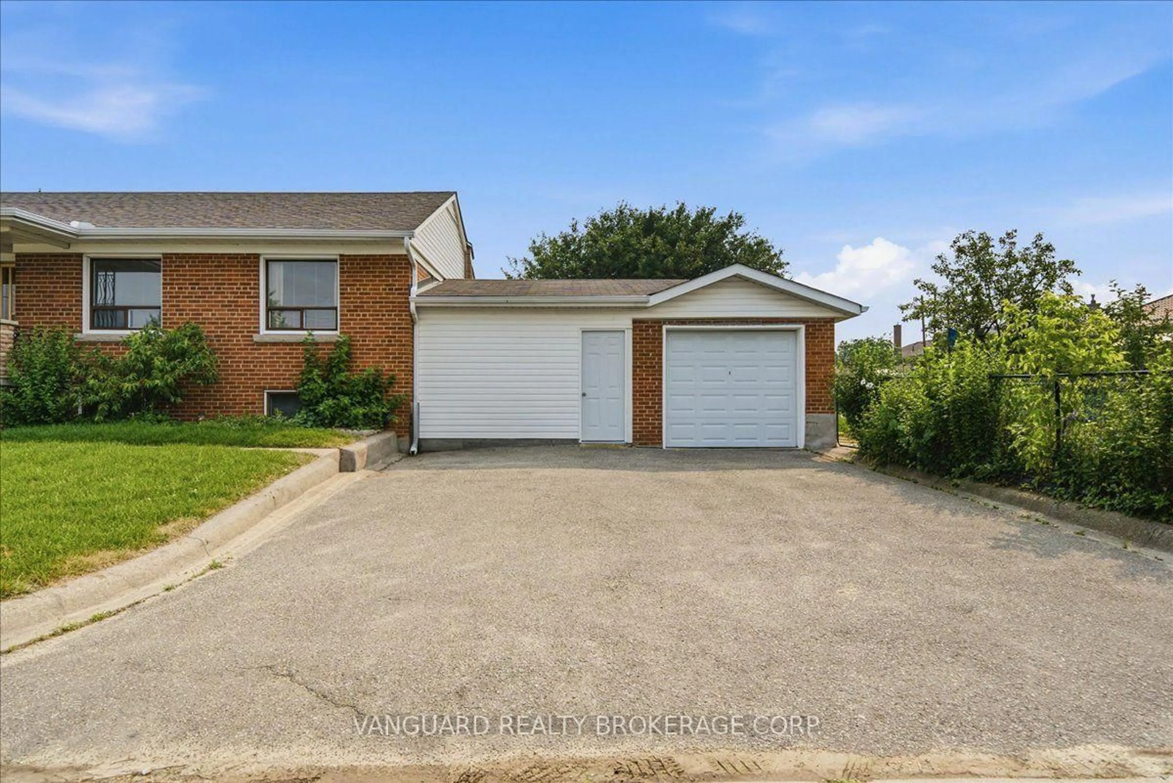 A pic from outside/outdoor area/front of a property/back of a property/a pic from drone, street for 39 Camborne Ave, Toronto Ontario M3M 2P9