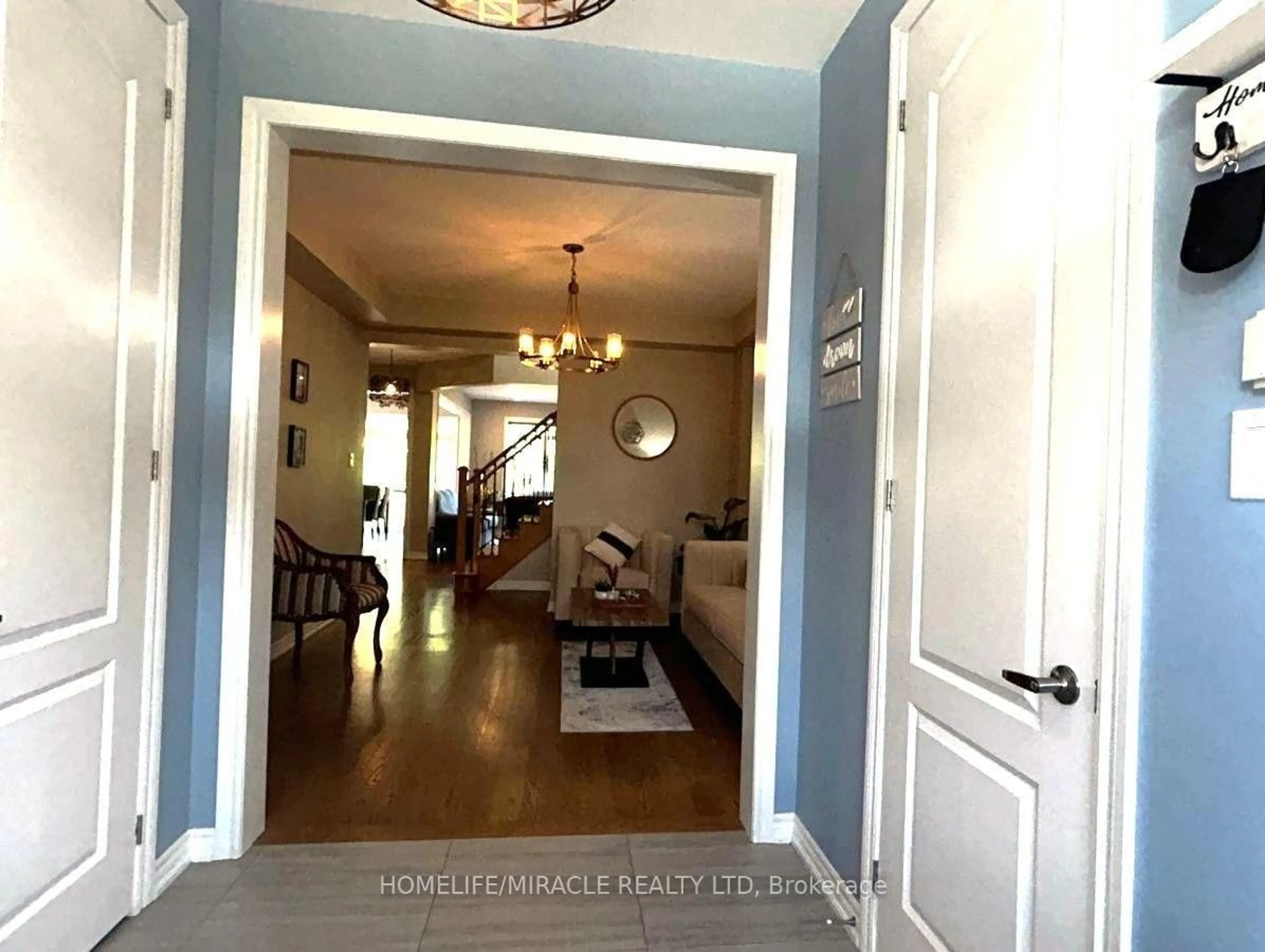 Indoor entryway for 185 Thornbush Blvd, Brampton Ontario L7A 4R5