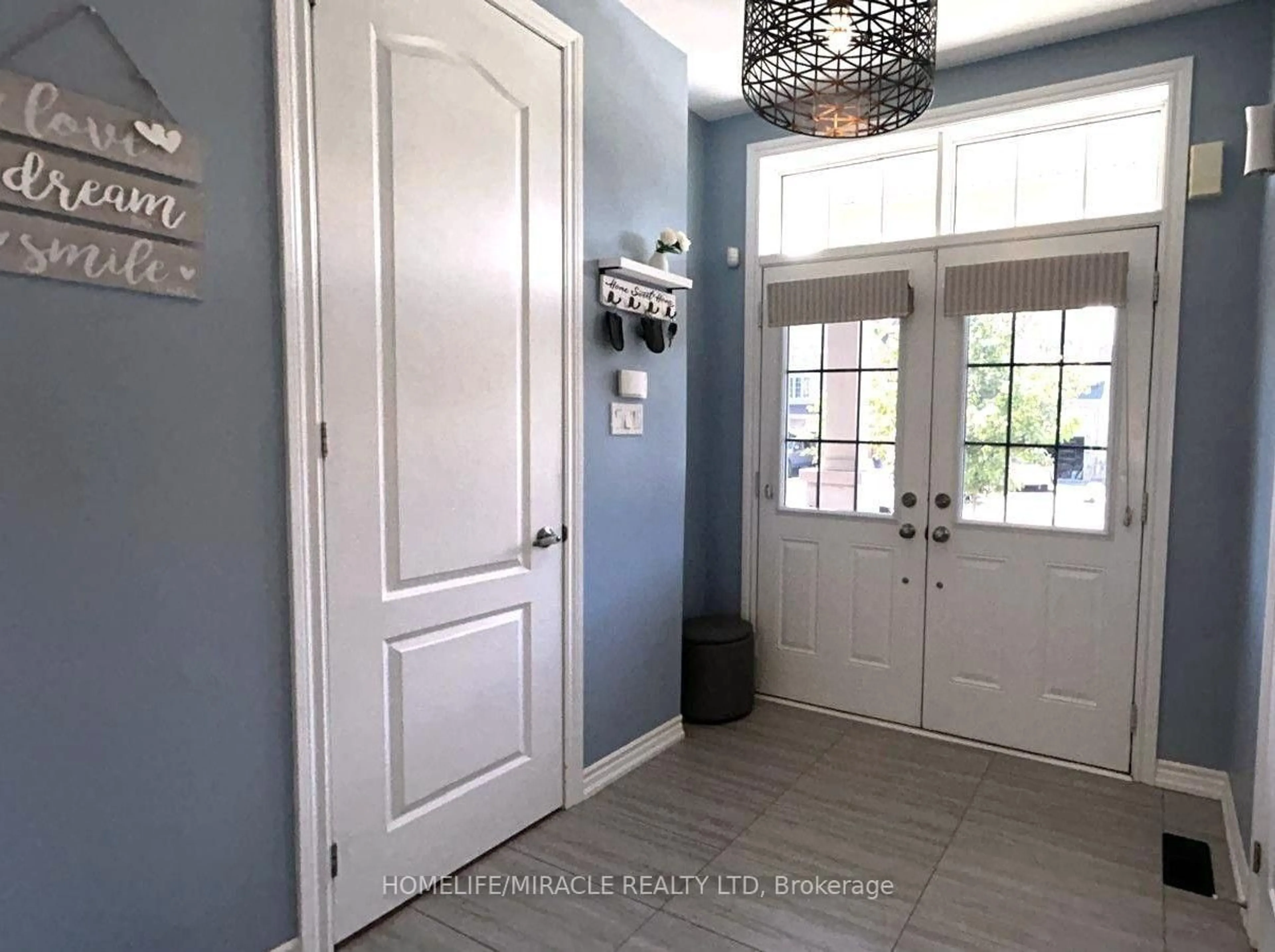 Indoor entryway for 185 Thornbush Blvd, Brampton Ontario L7A 4R5