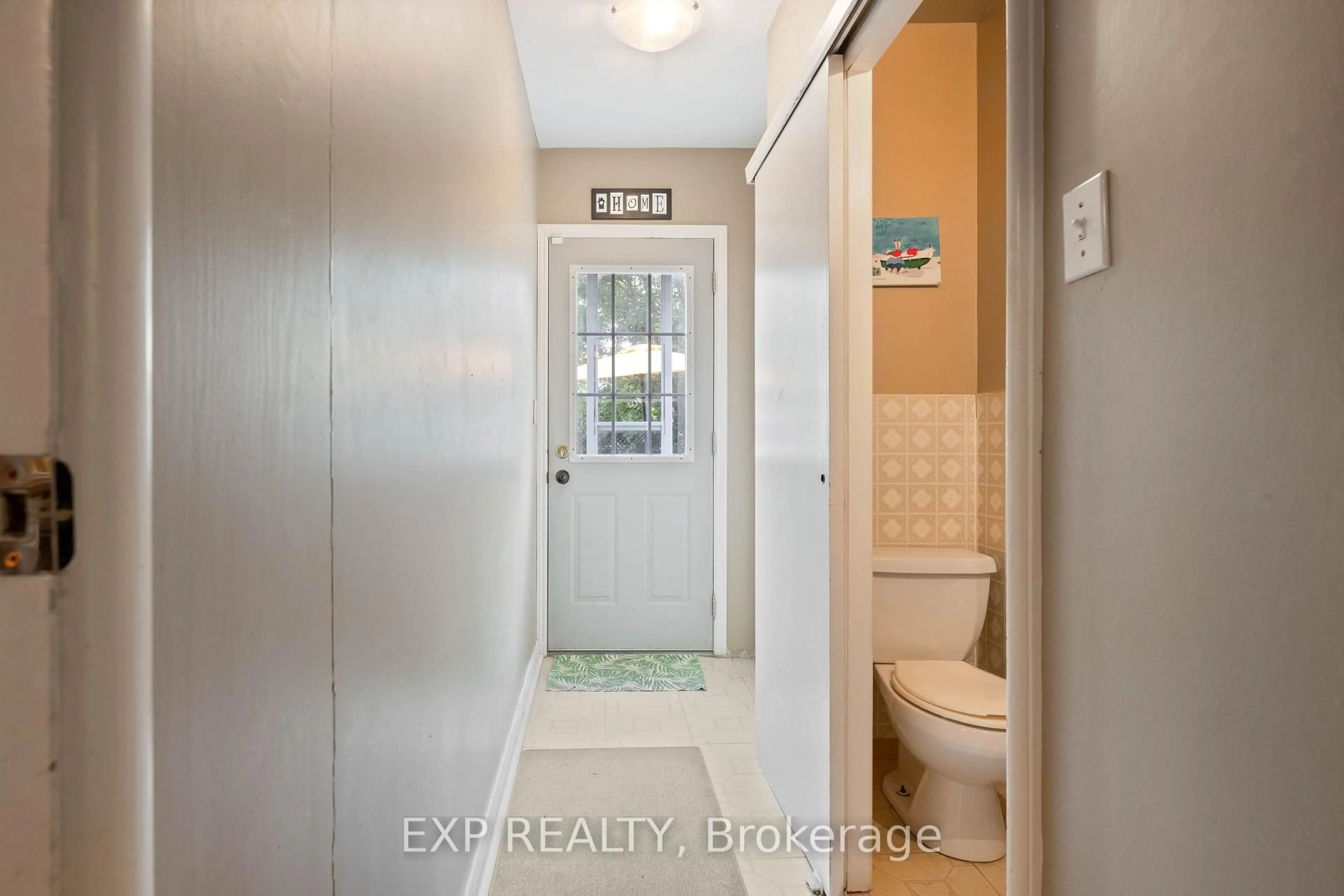 Indoor entryway for 48 First St, Orangeville Ontario L9W 2E2