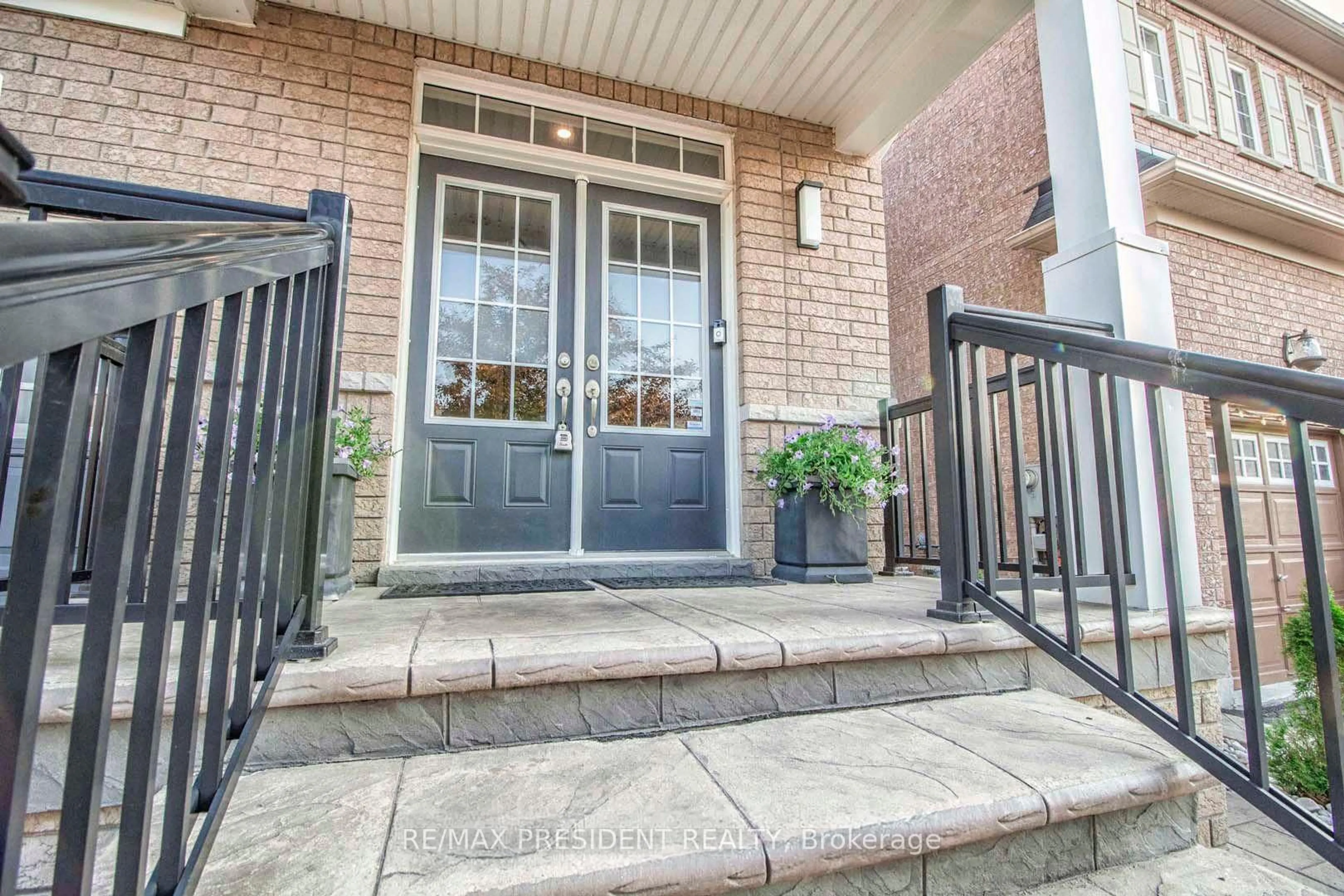 Indoor entryway for 44 Robitaille Dr, Brampton Ontario L6R 0H6