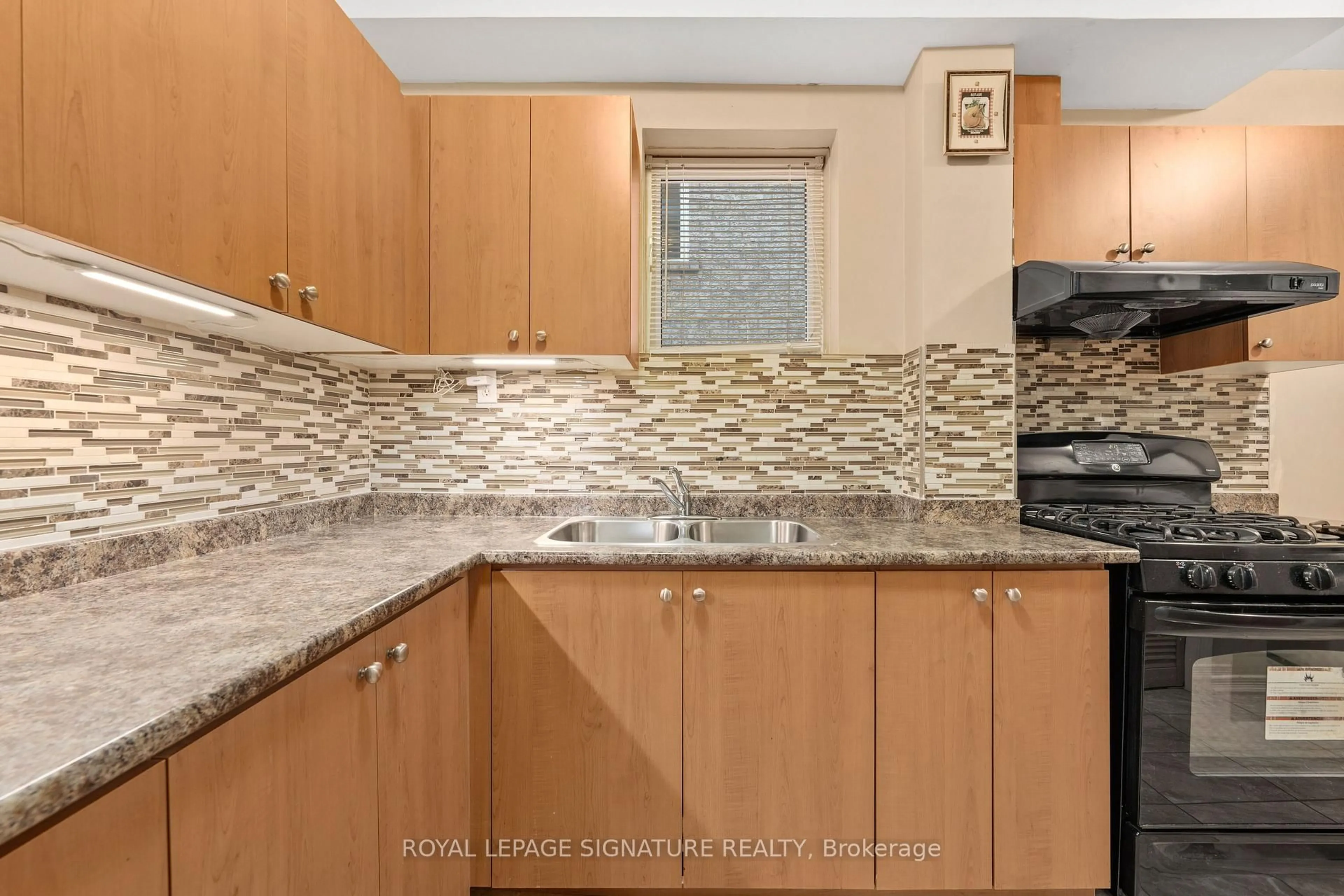Standard kitchen, ceramic/tile floor for 687 Twain Ave, Mississauga Ontario L5W 1K7
