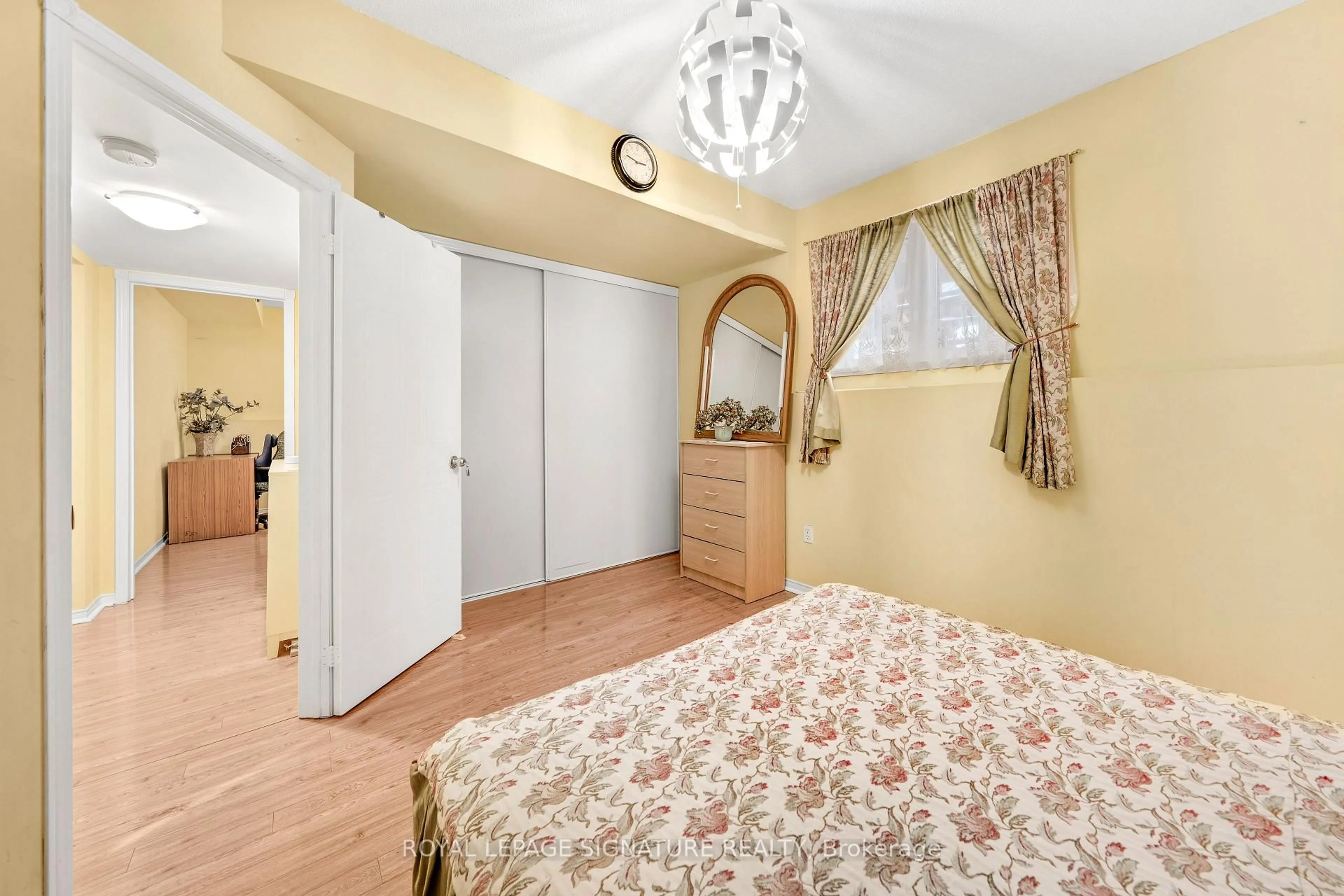 A pic of a room for 687 Twain Ave, Mississauga Ontario L5W 1K7
