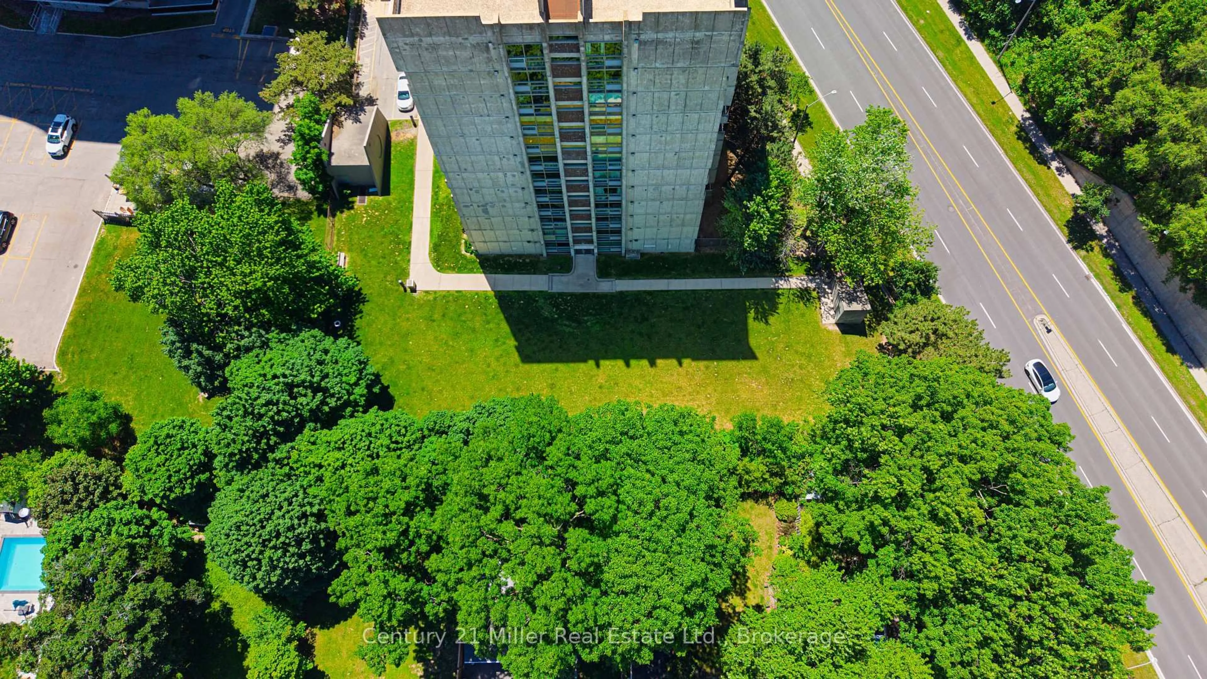 A pic from outside/outdoor area/front of a property/back of a property/a pic from drone, building for 20 Speers Rd #304, Oakville Ontario L6K 3R5