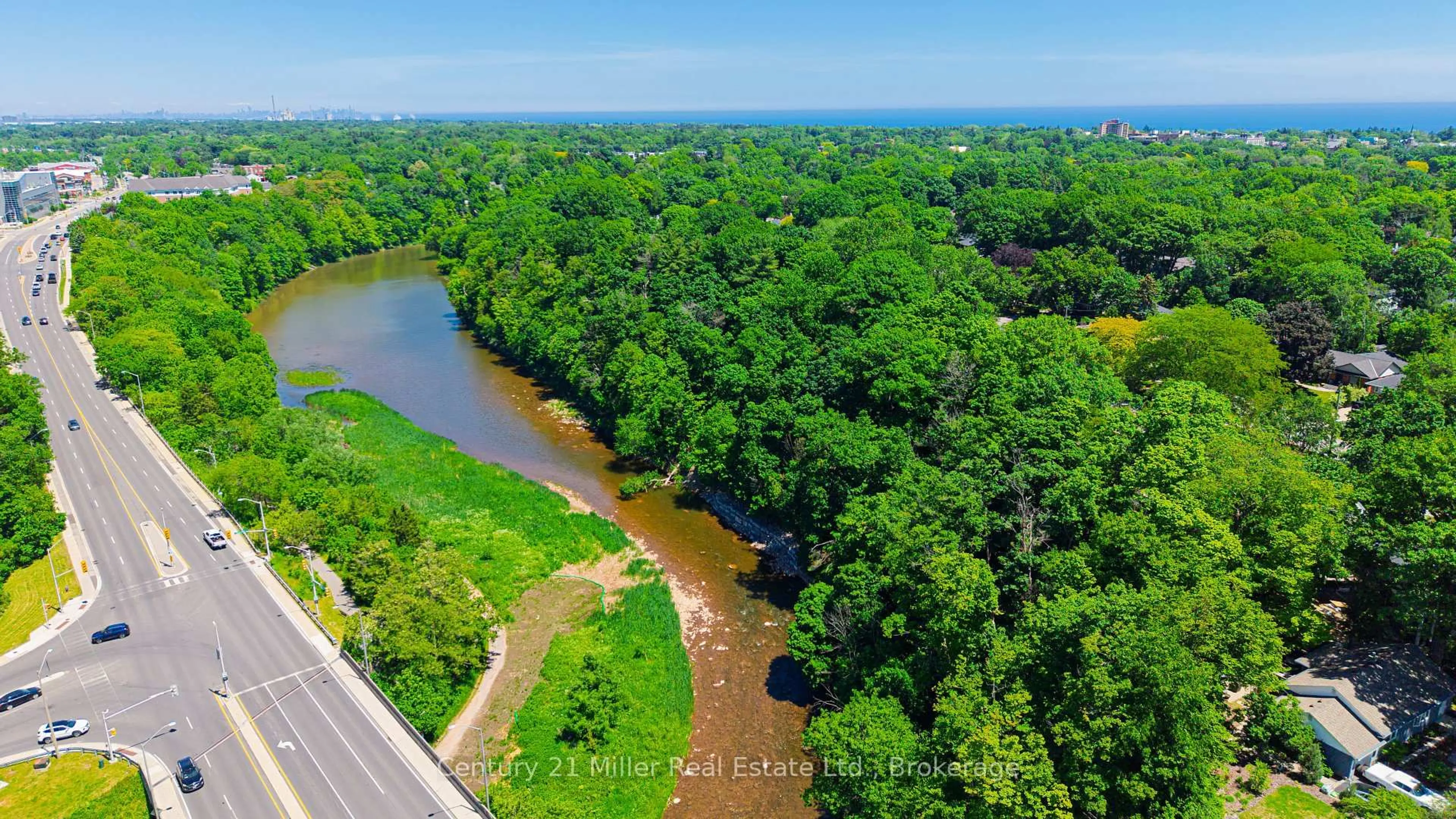 A pic from outside/outdoor area/front of a property/back of a property/a pic from drone, water/lake/river/ocean view for 20 Speers Rd #304, Oakville Ontario L6K 3R5