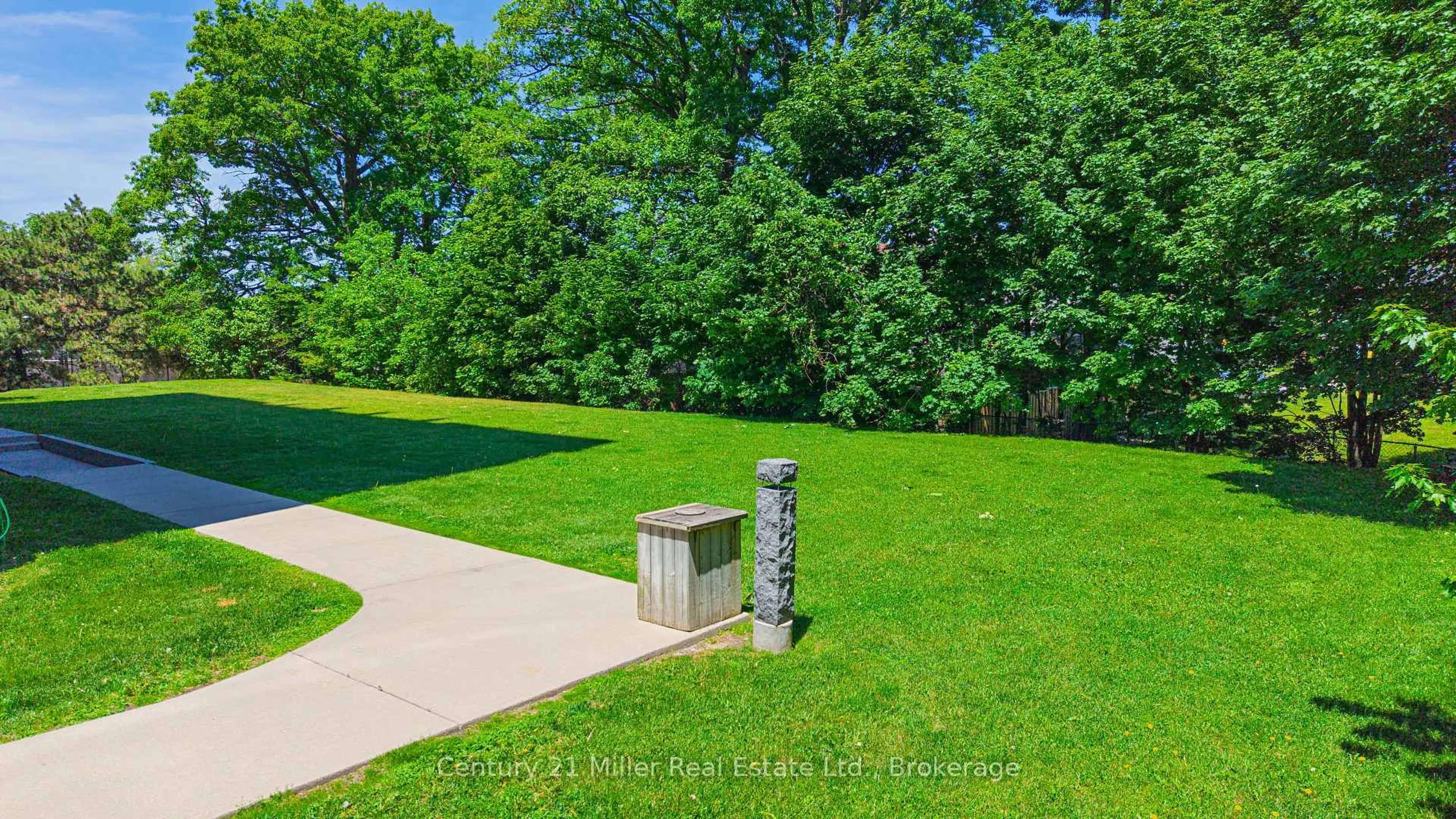 A pic from outside/outdoor area/front of a property/back of a property/a pic from drone, forest/trees view for 20 Speers Rd #304, Oakville Ontario L6K 3R5