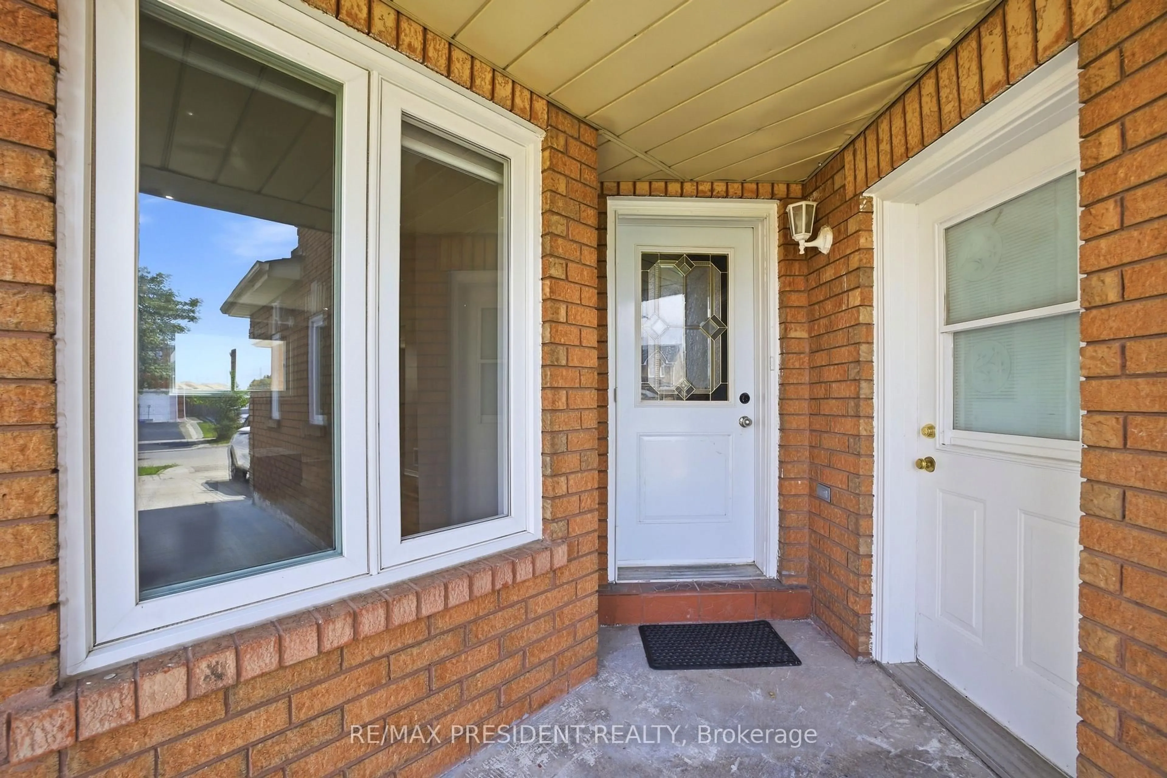 Indoor entryway for 112 Ravenswood Dr, Brampton Ontario L6Y 4V6