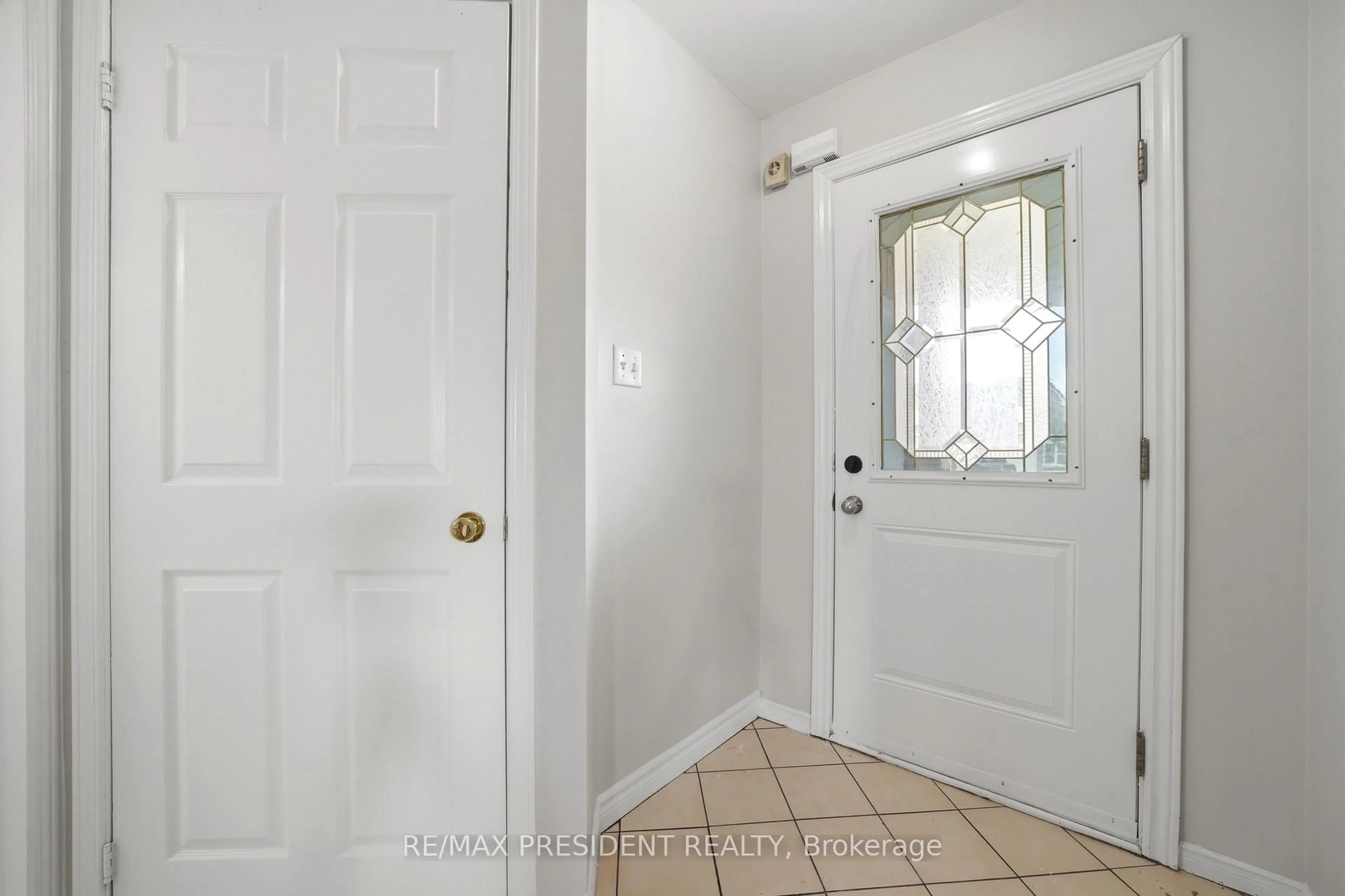 Indoor entryway for 112 Ravenswood Dr, Brampton Ontario L6Y 4V6