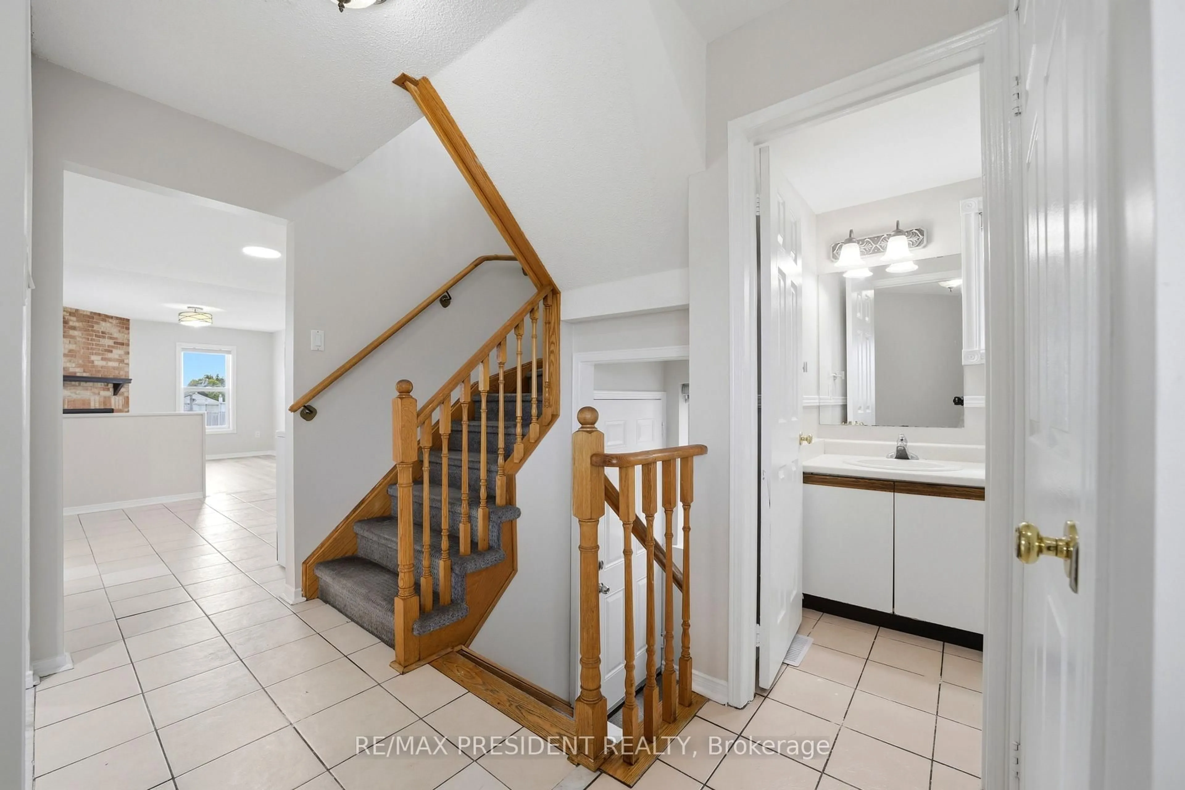 Indoor foyer for 112 Ravenswood Dr, Brampton Ontario L6Y 4V6