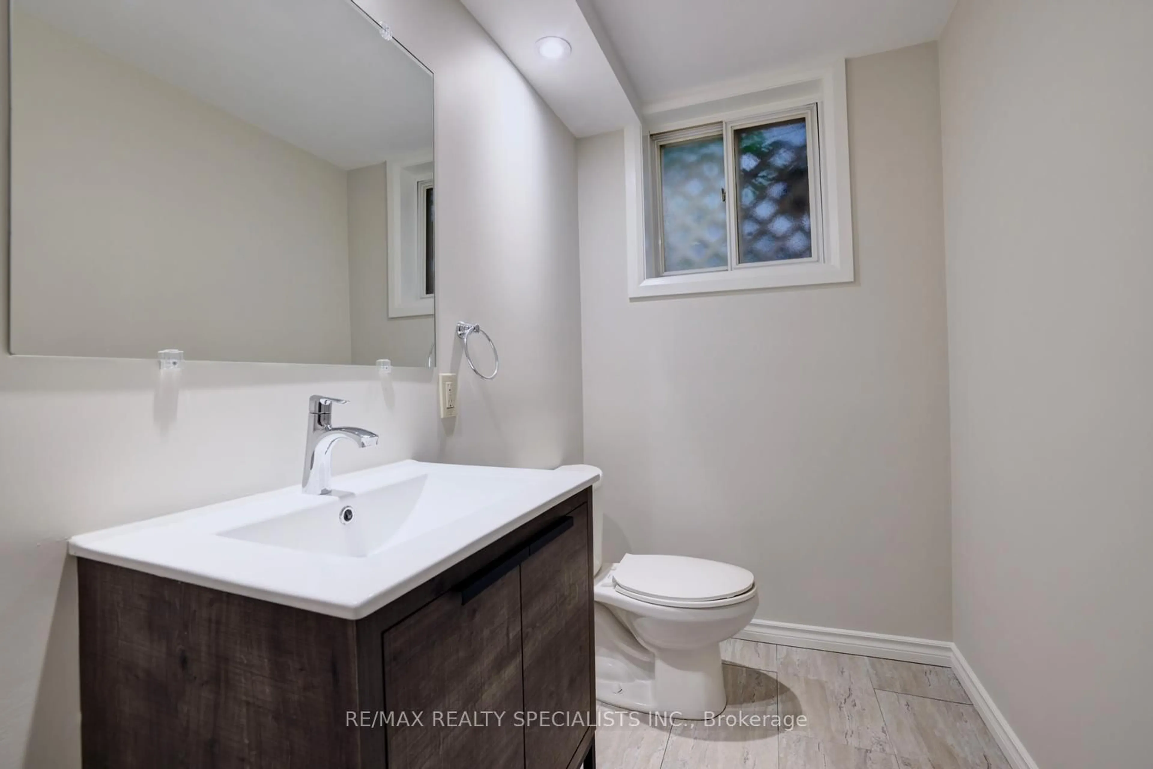 Standard bathroom, ceramic/tile floor for 2390 Pyramid Cres, Mississauga Ontario L5K 1C9