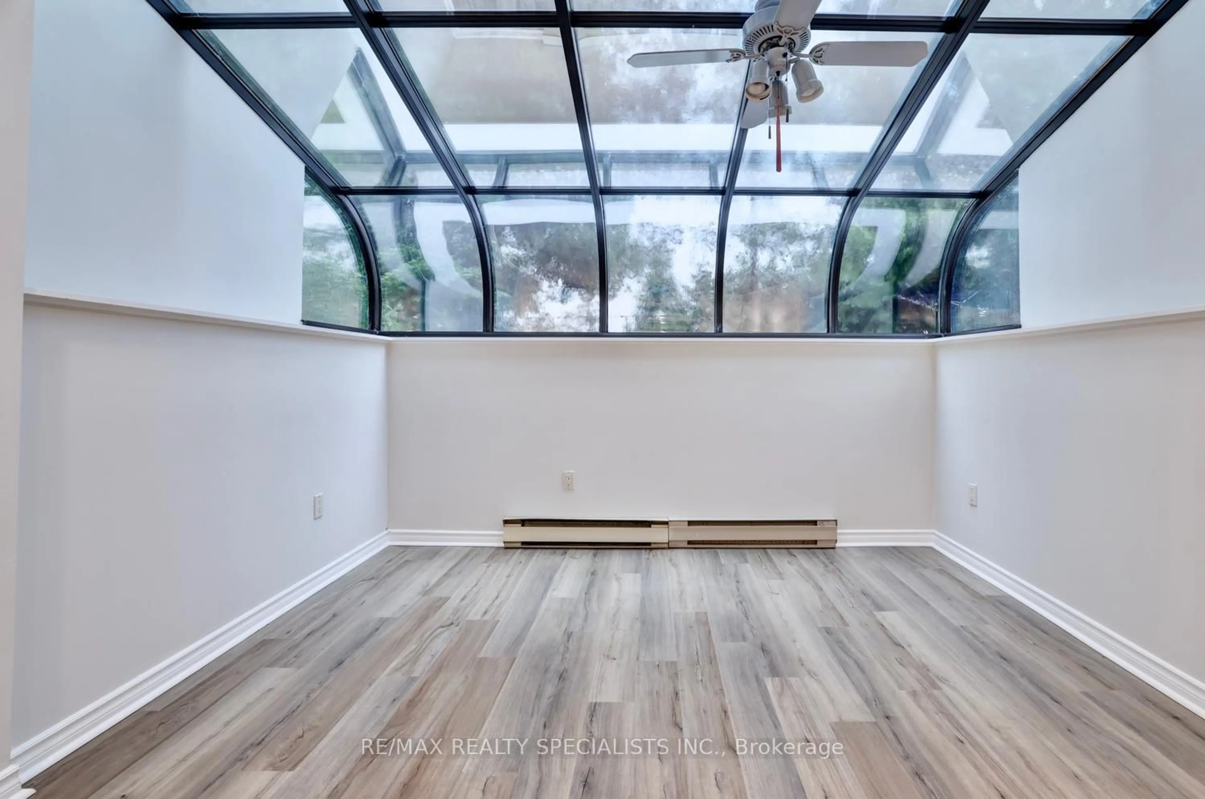 Unknown for 2390 Pyramid Cres, Mississauga Ontario L5K 1C9