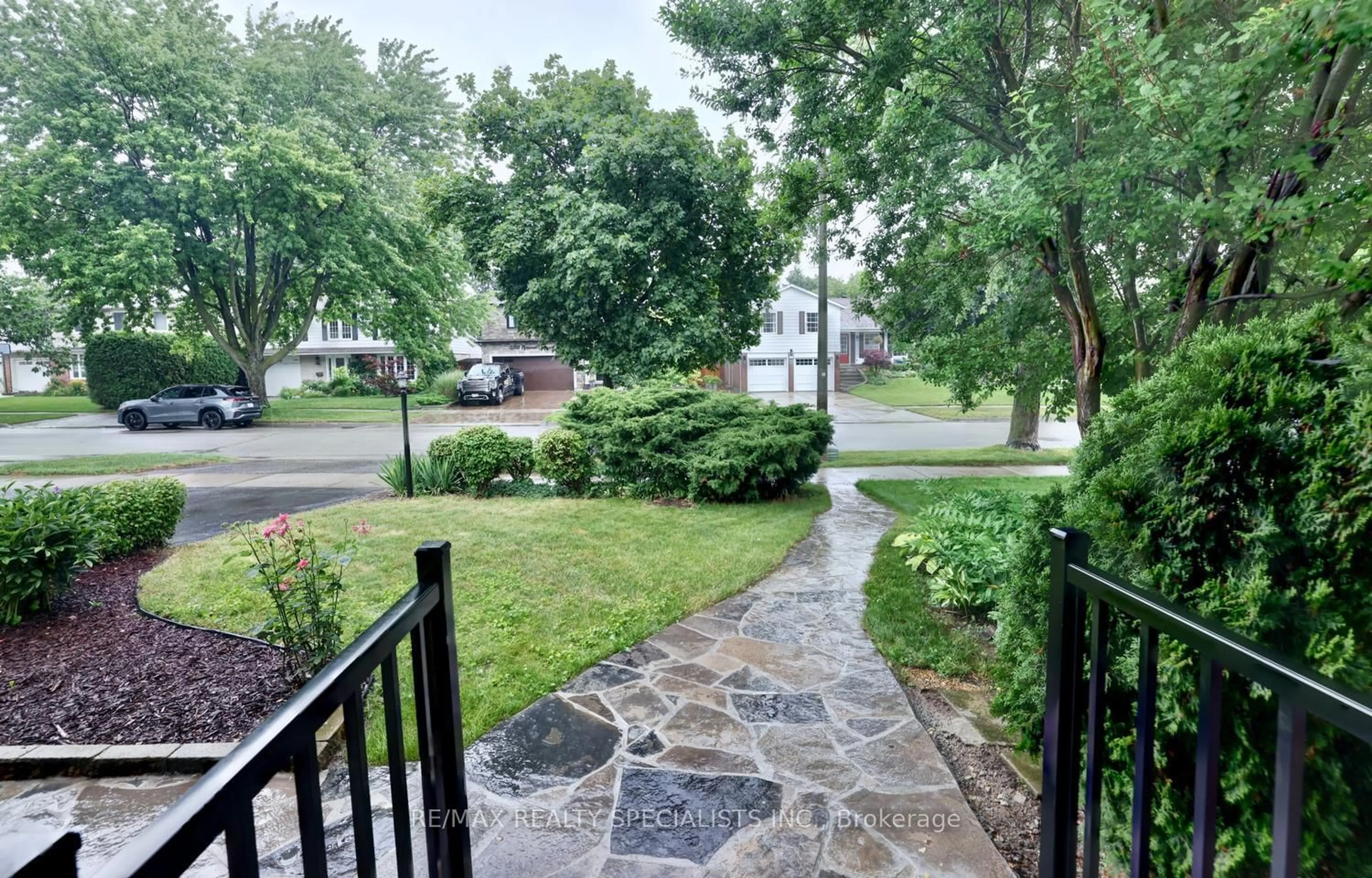 Patio, street for 2390 Pyramid Cres, Mississauga Ontario L5K 1C9